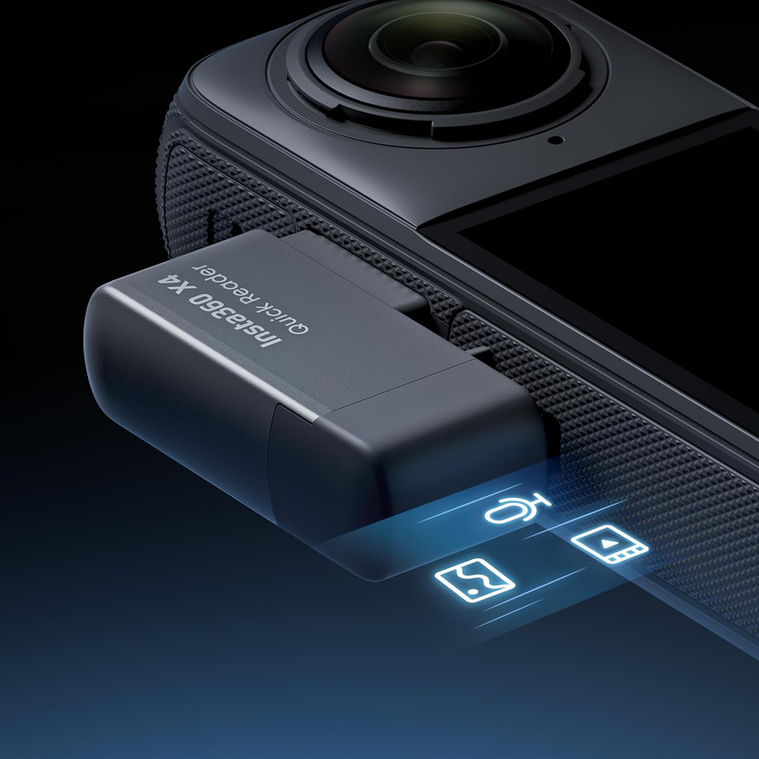 Primo piano di una fotocamera Insta360 X4 nera con Quick Reader collegato. Icone di immagine, video e microfono visibili.