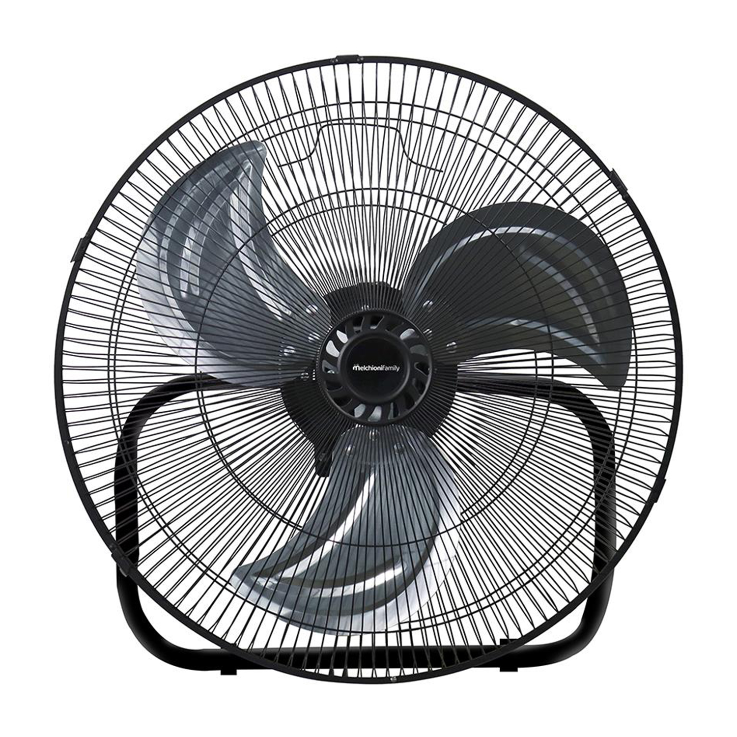 Un ventilatore nero oscillante con tre pale. Ha una gabbia protettiva e un design circolare, su sfondo bianco.