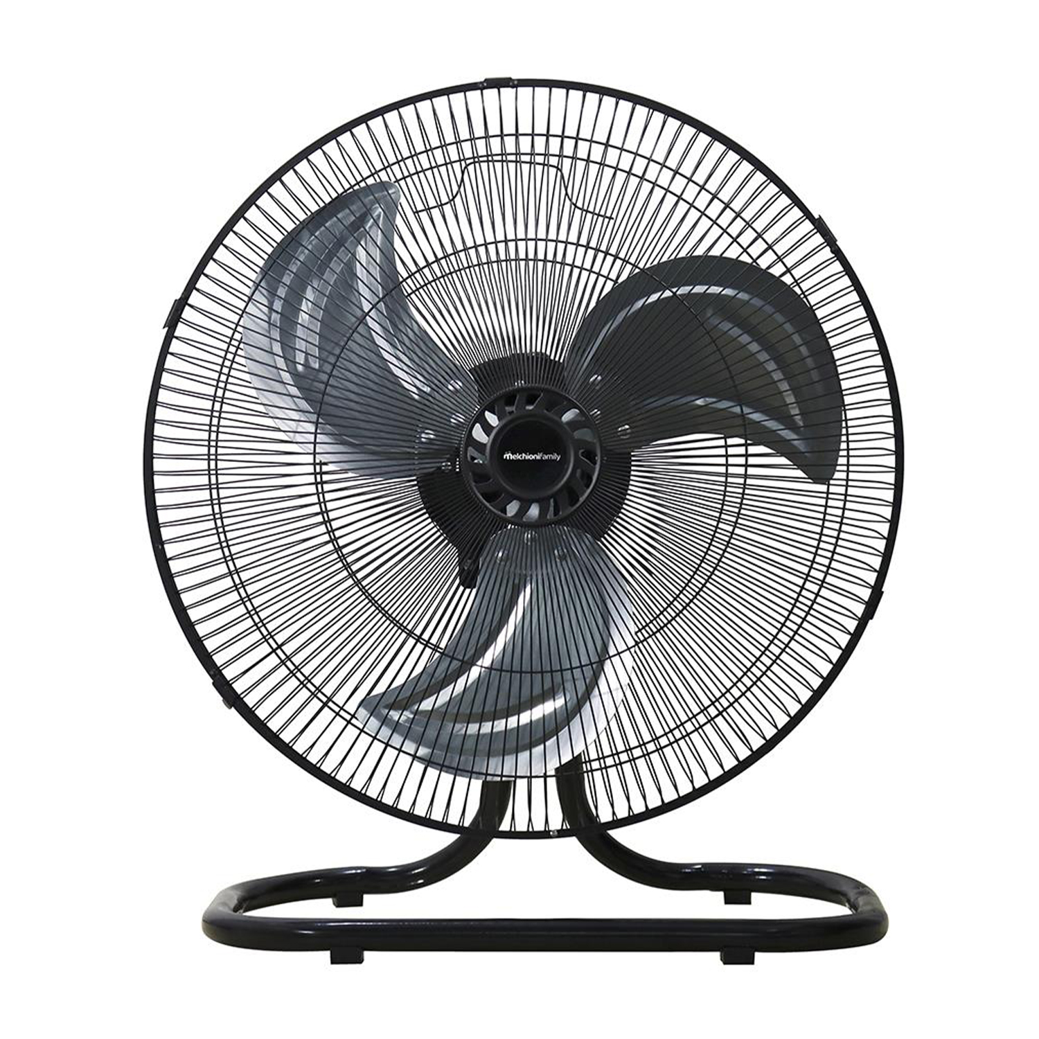 Un ventilatore elettrico nero con tre pale. Il ventilatore ha una griglia protettiva ed è su un supporto nero. Lo sfondo è bianco.