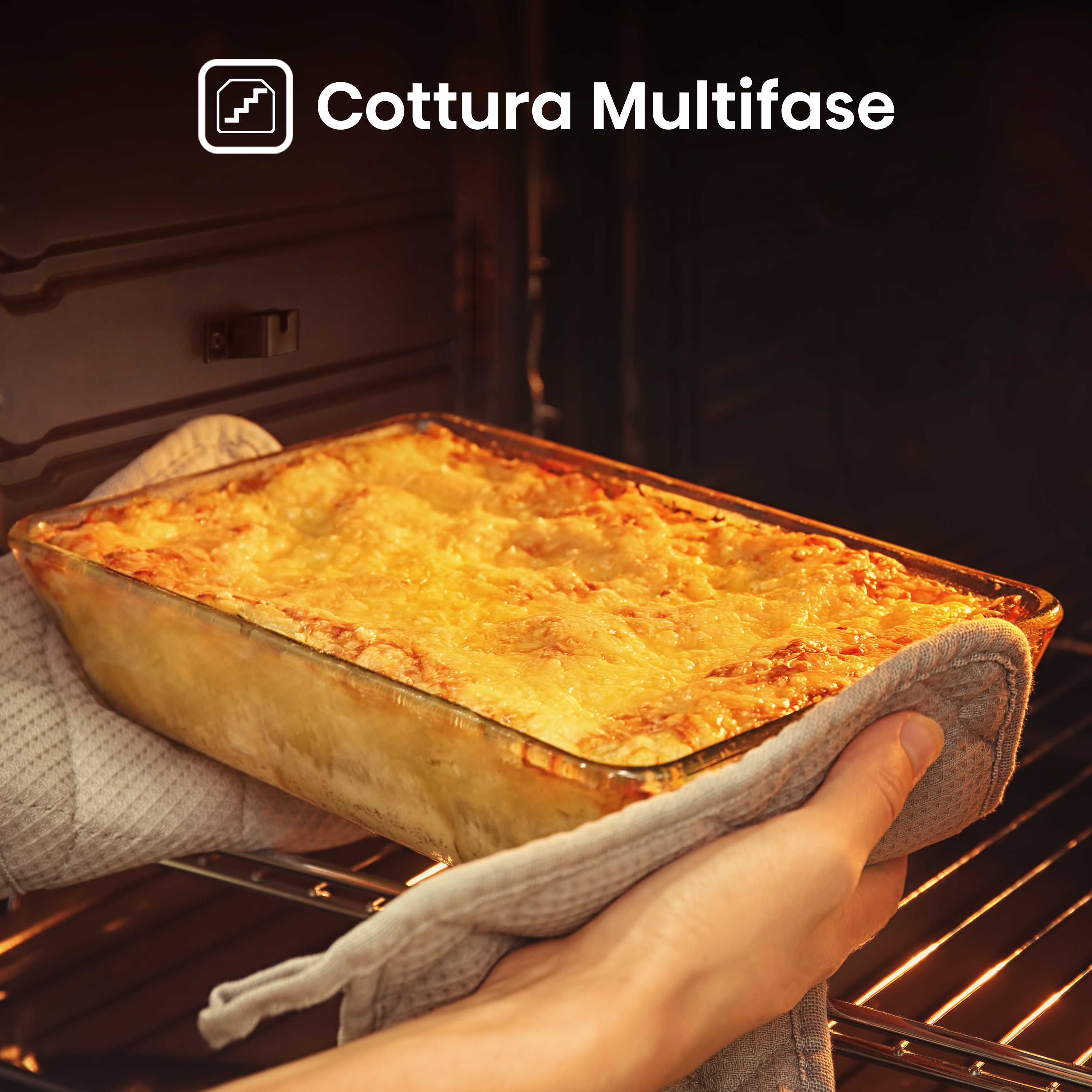 Una persona sta togliendo una lasagna cotta dal forno usando una presina.