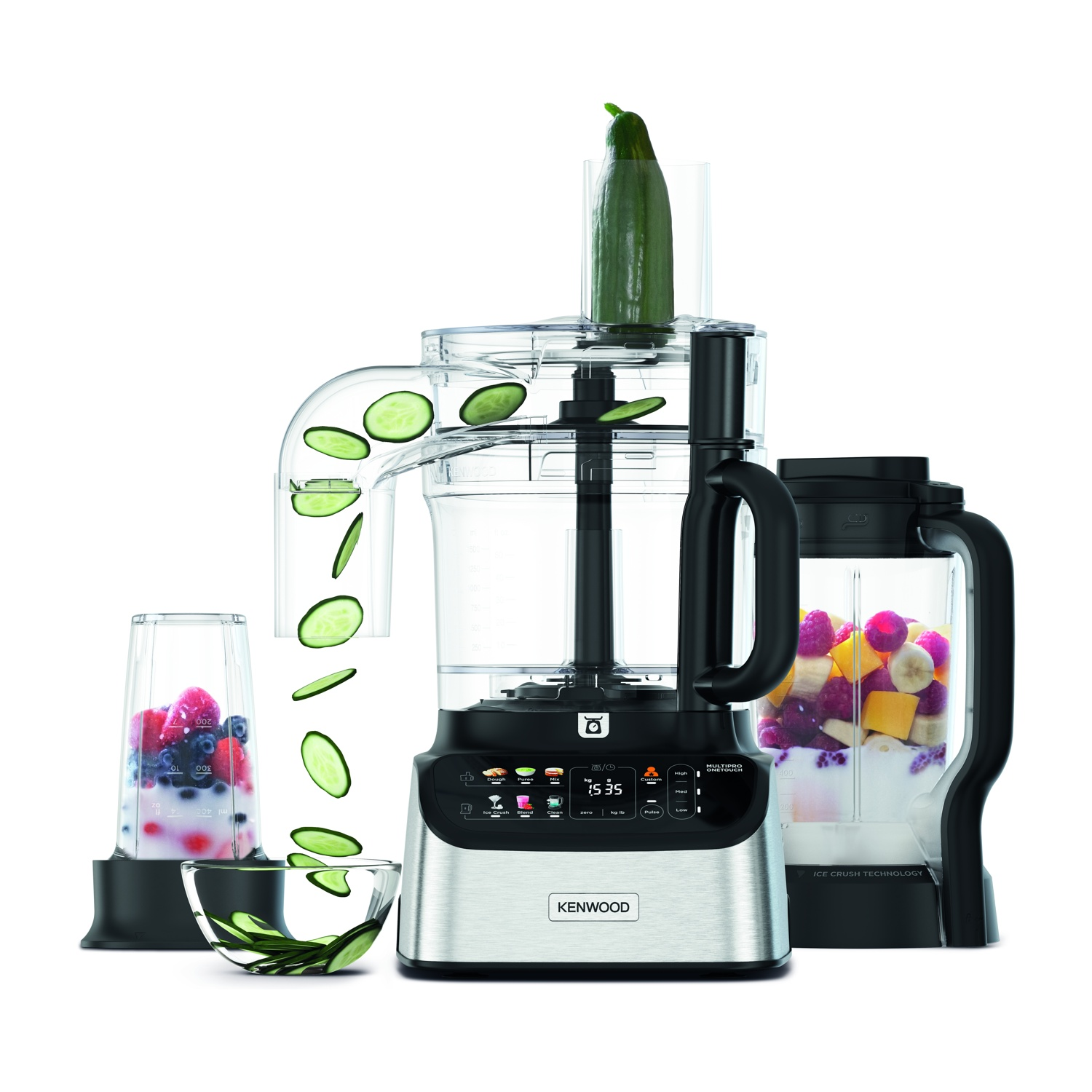 Een keukenmachine met een komkommer die in plakjes wordt gesneden. Een blender met fruit rechts en een smoothie maker met bessen links.