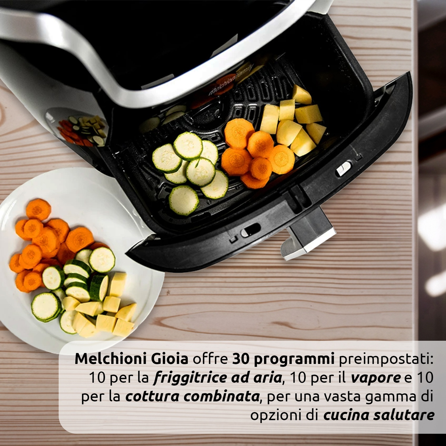 Frytkownica powietrzna z warzywami w środku i na talerzu. Widoczne marchewki, cukinia i ziemniaki. Tekst opisuje funkcje produktu.