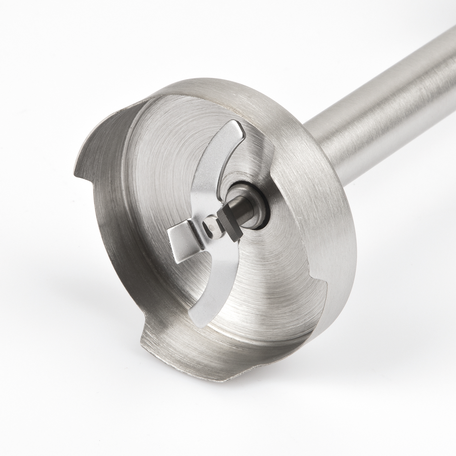 Zbliżenie głowicy blendera zanurzeniowego ze stali nierdzewnej z ostrzami na białym tle.