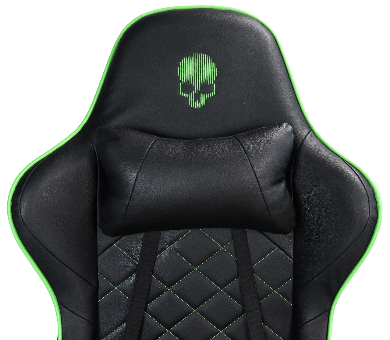 Schwarzer Gaming-Stuhl mit grünen Zierleisten. Er hat ein Totenkopf-Logo auf der Kopfstütze und ein Kissen. Rautensteppung sichtbar.