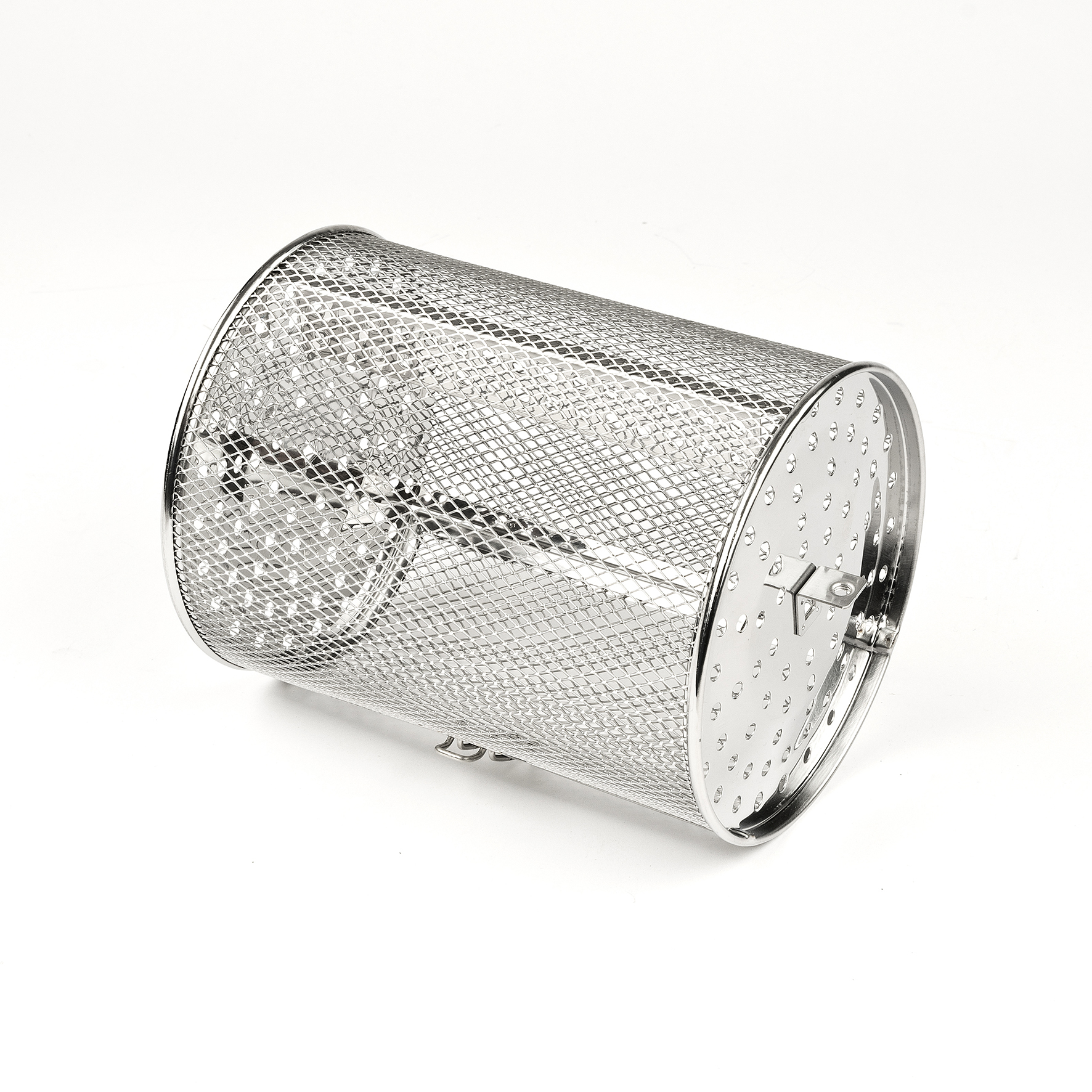 Metalowy kosz do frytkownicy powietrznej na białej powierzchni. Jest cylindryczny i z metalowej siatki.