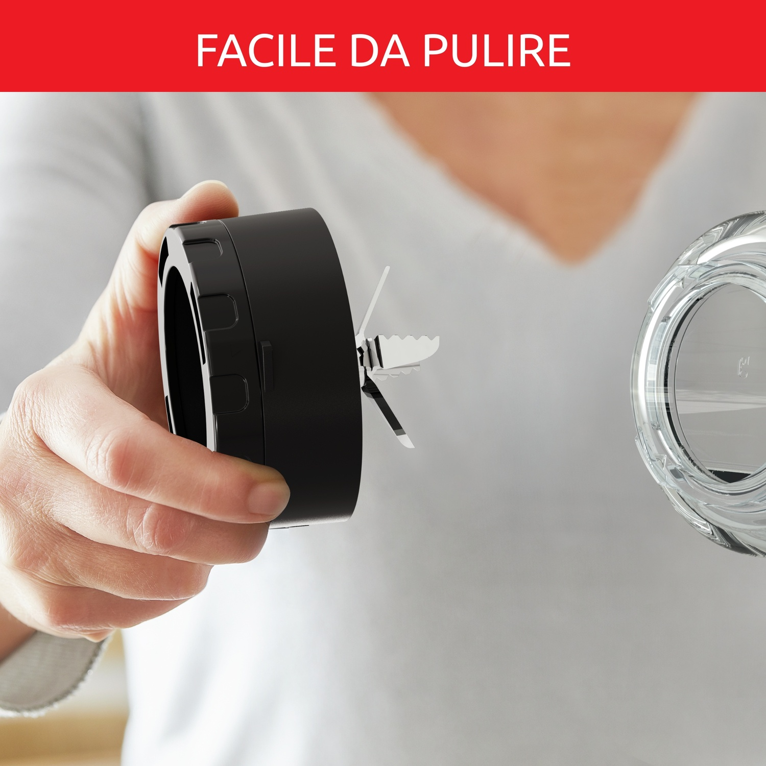 Una persona tiene in mano un gruppo lame di un frullatore nero e un contenitore di vetro trasparente. Il testo rosso sopra dice 'Facile da pulire'.