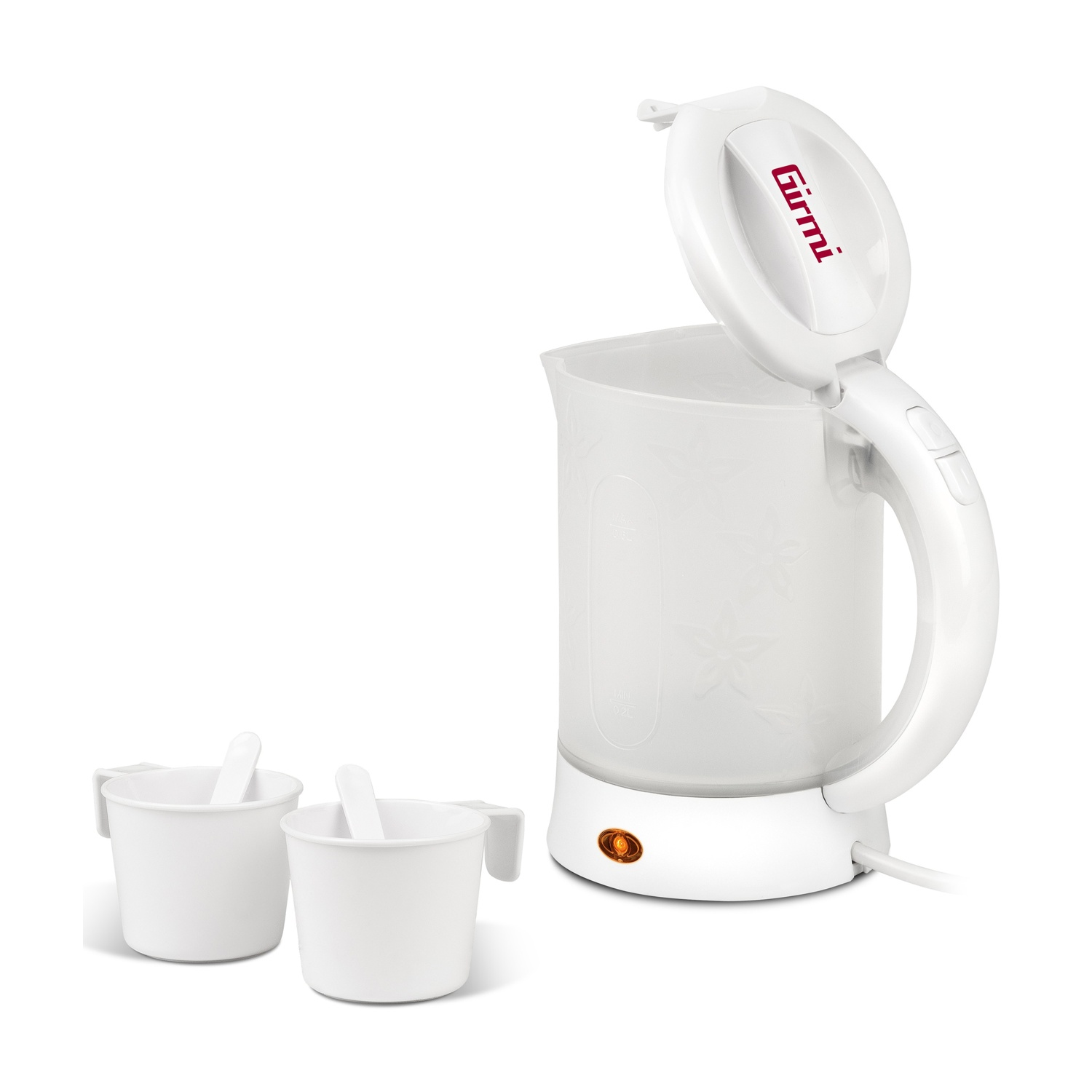 Witte elektrische waterkoker met open deksel, twee kopjes en lepels. Bloemenpatroon op de waterkoker. Geïsoleerd op witte achtergrond.