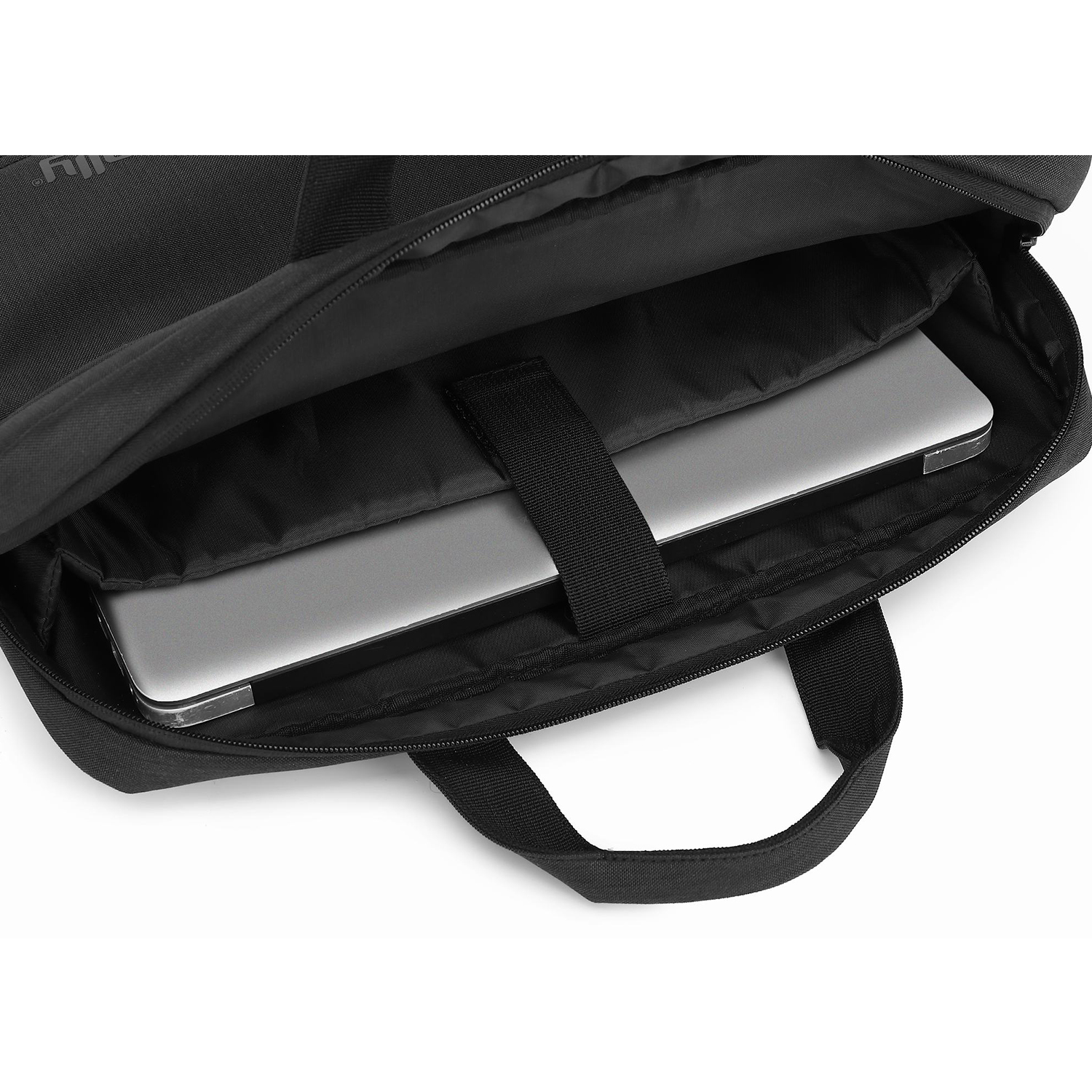 Eine schwarze Laptoptasche ist geöffnet und zeigt einen silbernen Laptop. Die Tasche hat einen Griff und einen Reißverschluss. Der Hintergrund ist weiß.