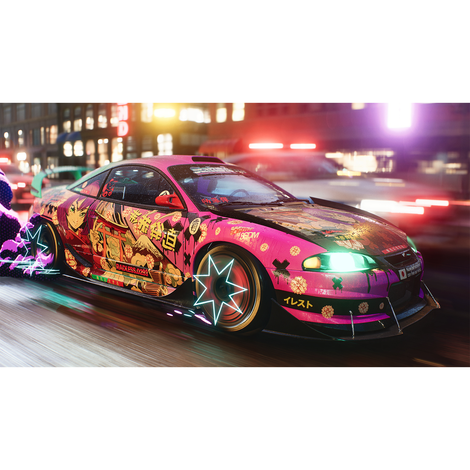 Un'auto rosa con arte anime sfreccia su una strada bagnata di notte. Luci al neon sulle ruote e skyline sullo sfondo.