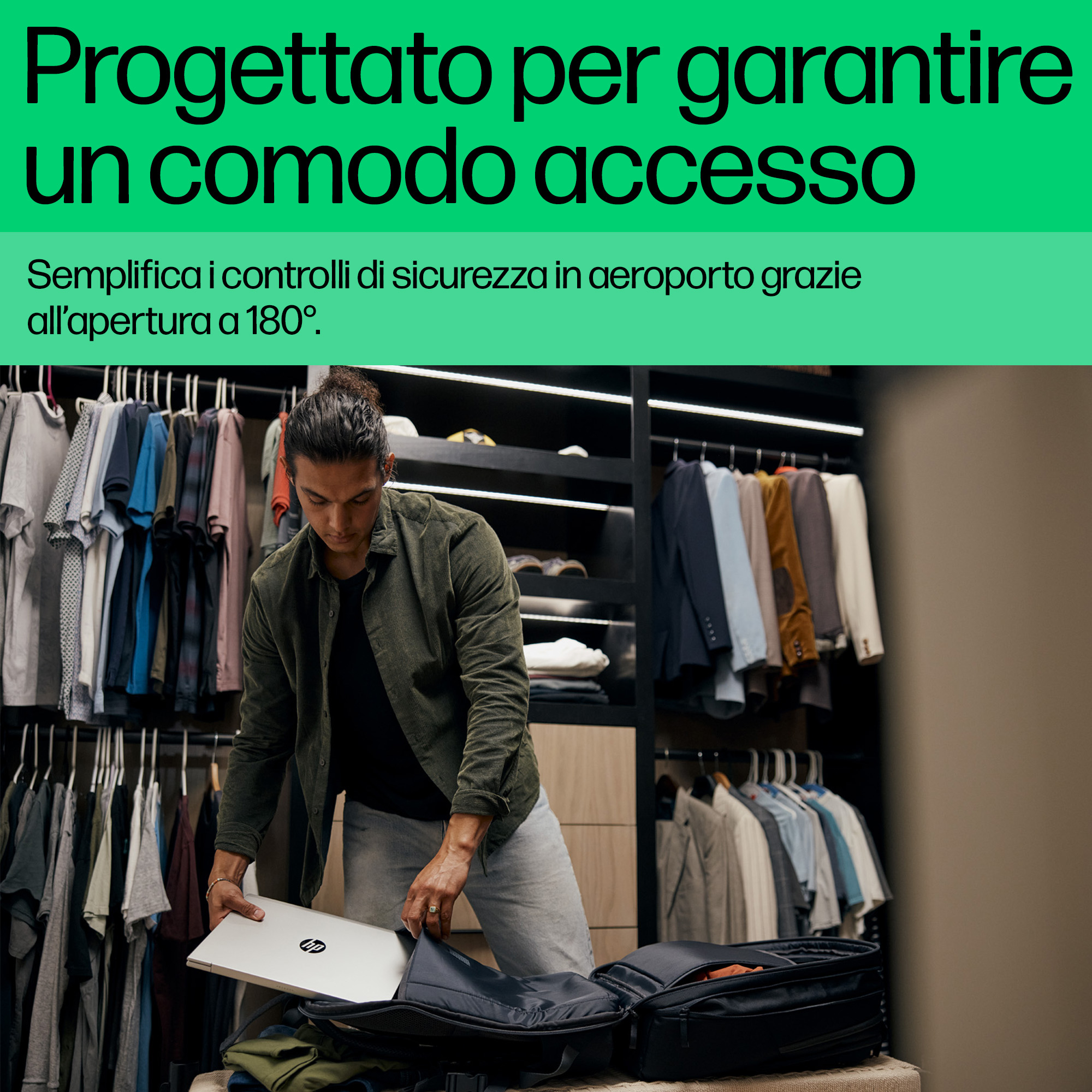 Un hombre guarda una laptop en una bolsa negra, con ropa al fondo. Texto verde arriba.