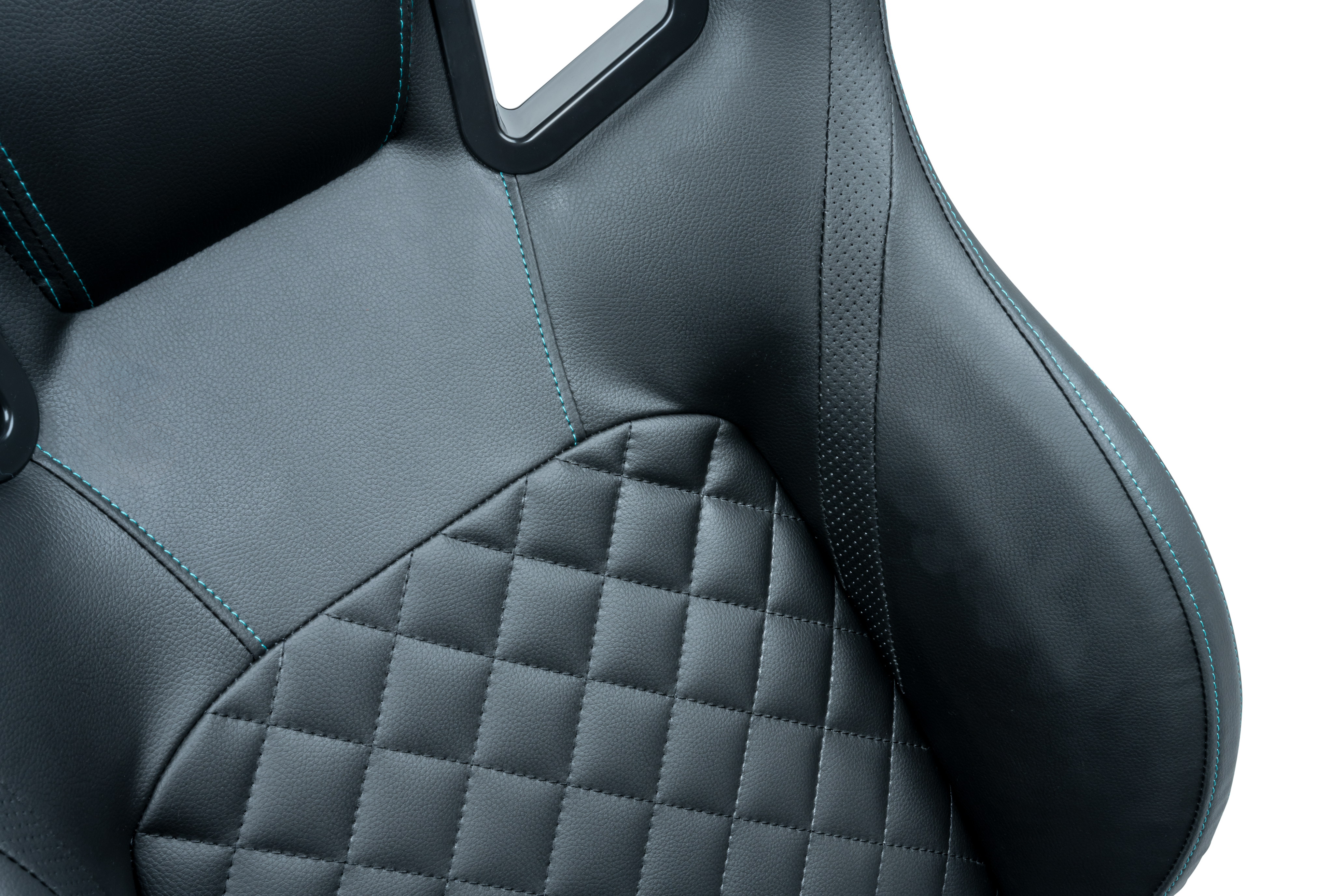 Primer plano de un asiento de coche de cuero negro con costuras turquesas. Un patrón de diamantes es visible.