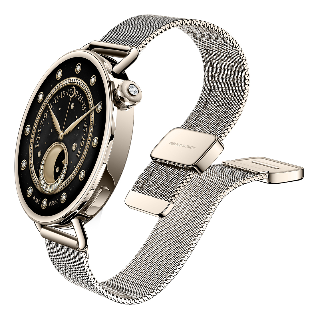 Un reloj inteligente dorado con esfera negra y detalles de diamantes. La correa es de malla plateada, y el cierre dice 'Designed by Xiaomi'.
