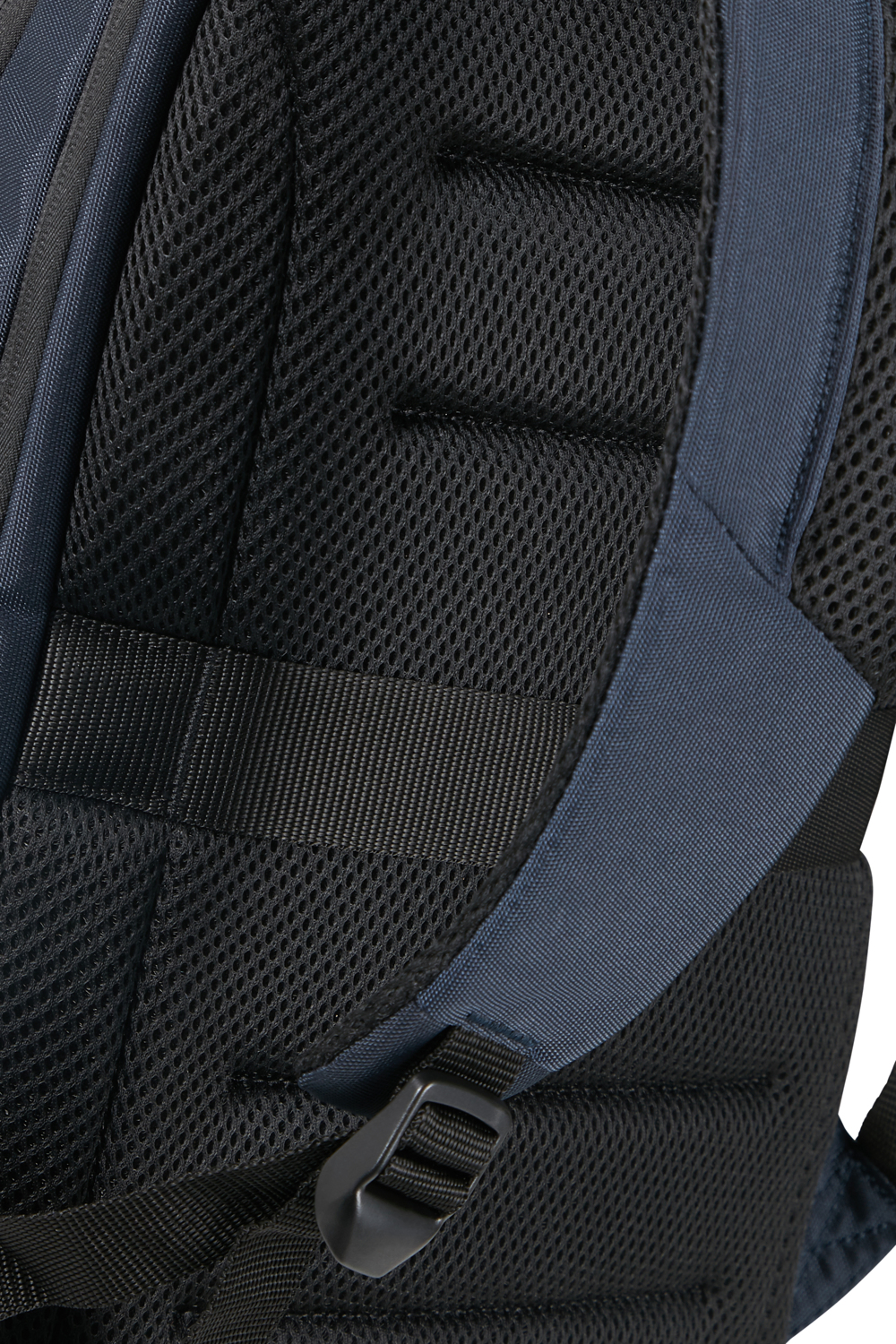 Nahaufnahme der Rückseite eines schwarzen Rucksacks mit Mesh-Details, blauen Riemen und einer schwarzen Schnalle. Die Textur ist sichtbar.