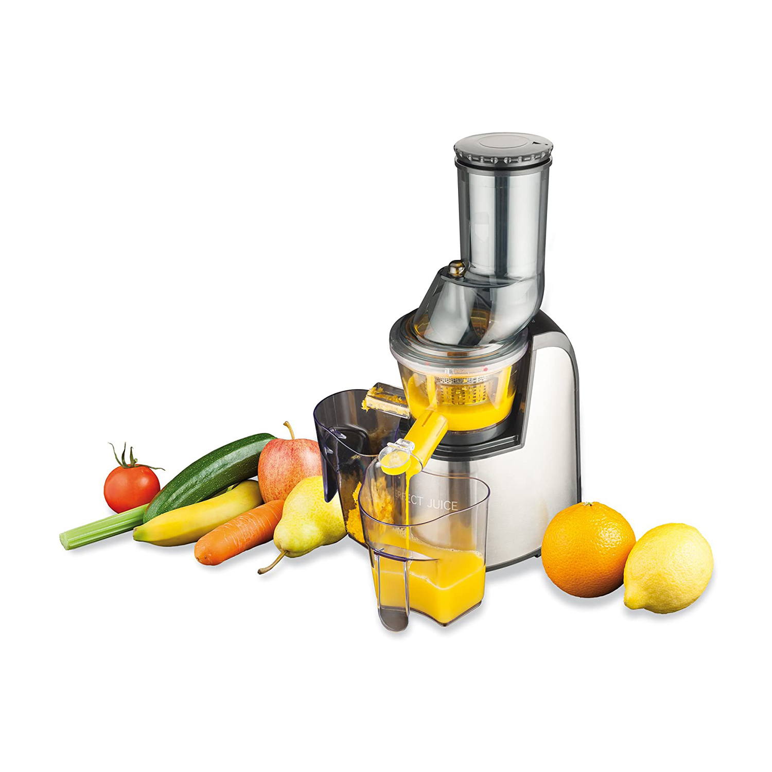 Ein Entsafter mit Früchten und Gemüse, darunter Tomaten, Karotten, Orangen und eine Zitrone, auf weißem Hintergrund.