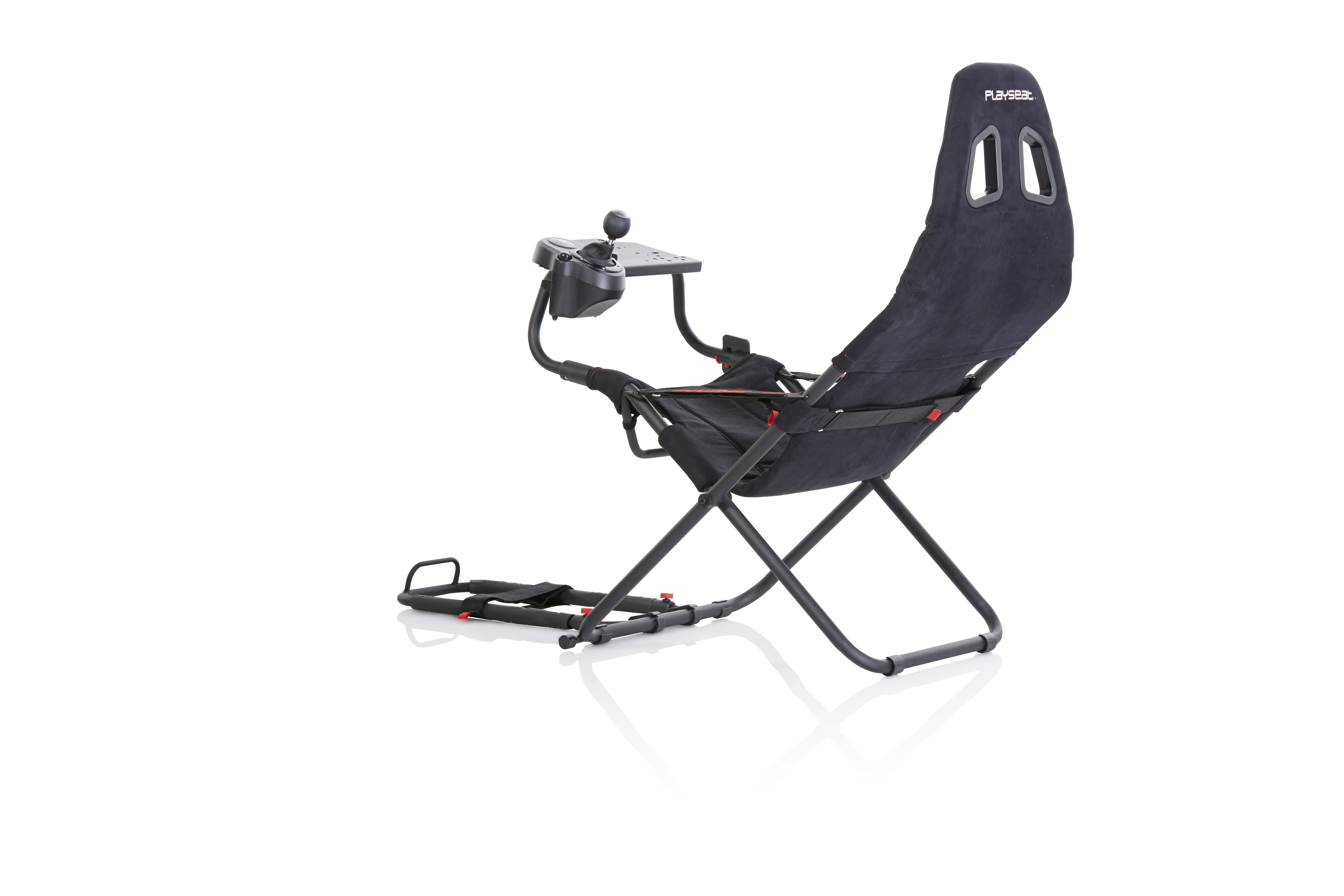 Una sedia da corsa Playseat nera su bianco. Ha un sedile, un supporto per volante, un cambio e un telaio nero.