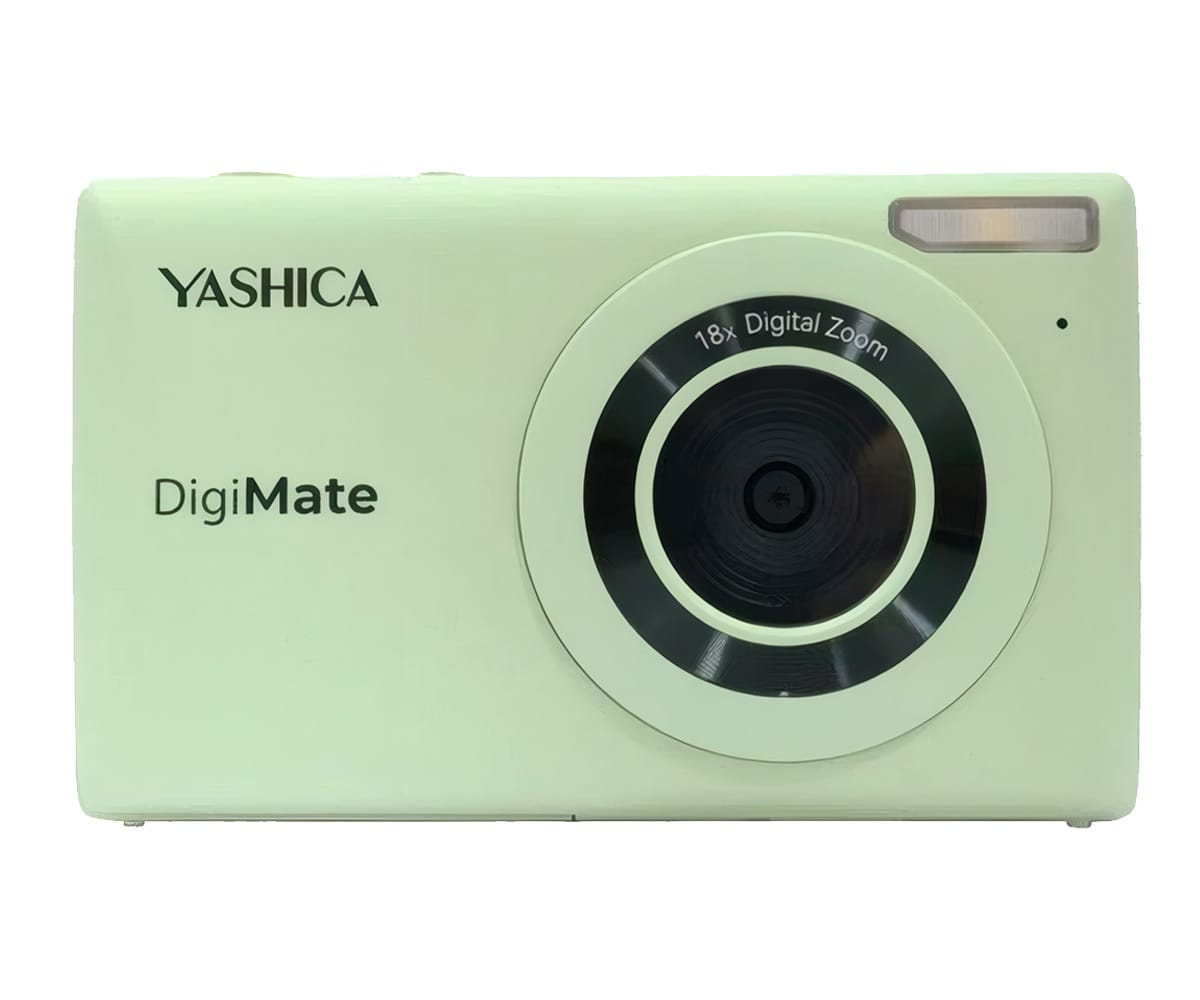 Una cámara digital Yashica DigiMate menta con lente, flash y zoom digital 18x. La marca es visible en la cámara.