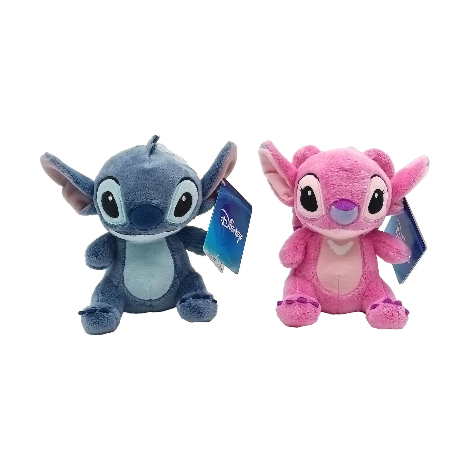 Dwie pluszowe zabawki, Stitch w kolorze niebieskim i Angel w różowym, z metkami Disneya. Są na białym tle, obok siebie.