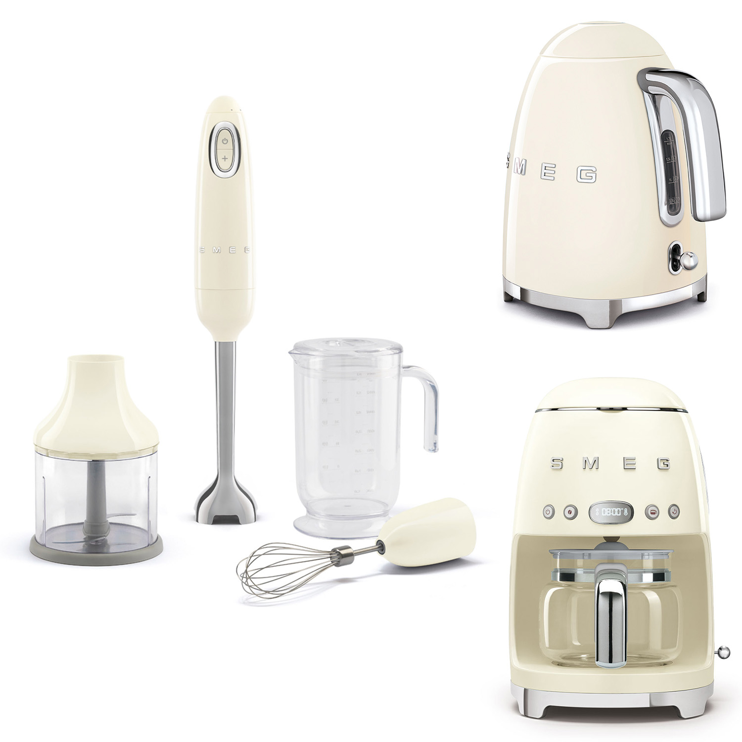Beyaz zemin üzerinde krem renkli mutfak aletleri. Blender, su ısıtıcısı, kahve makinesi, el blenderi, ölçü kabı ve çırpıcı. Smeg markası.