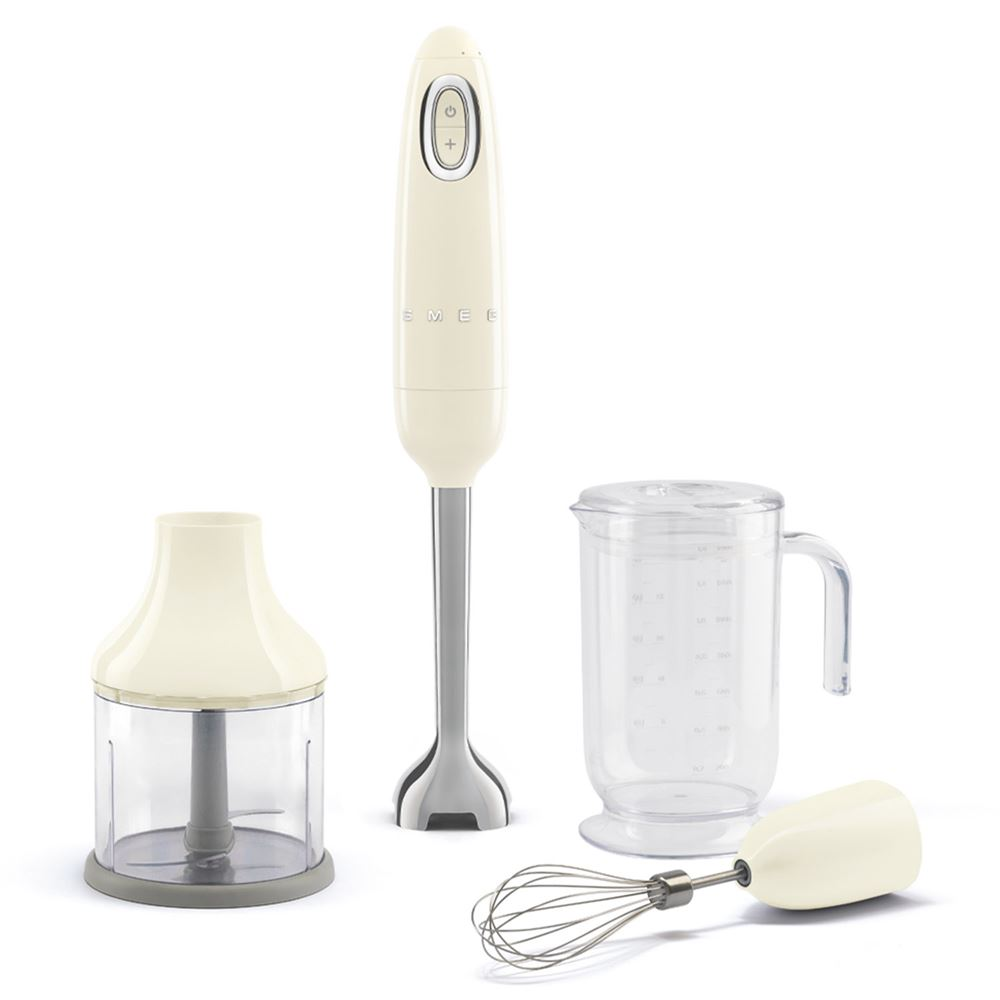 Krem renkli bir daldırma blender, parçalayıcı, ölçü kabı, çırpıcı ve taban aksesuarlarıyla. Hepsi beyaz bir yüzeyde.