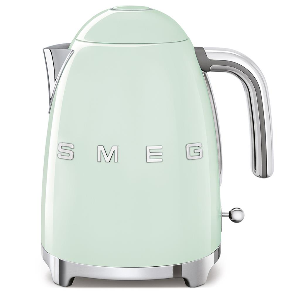 Gümüş kulplu ve tabanlı, nane yeşili bir SMEG su ısıtıcısı. SMEG kelimesi ön tarafa gümüş harflerle yazılmıştır.