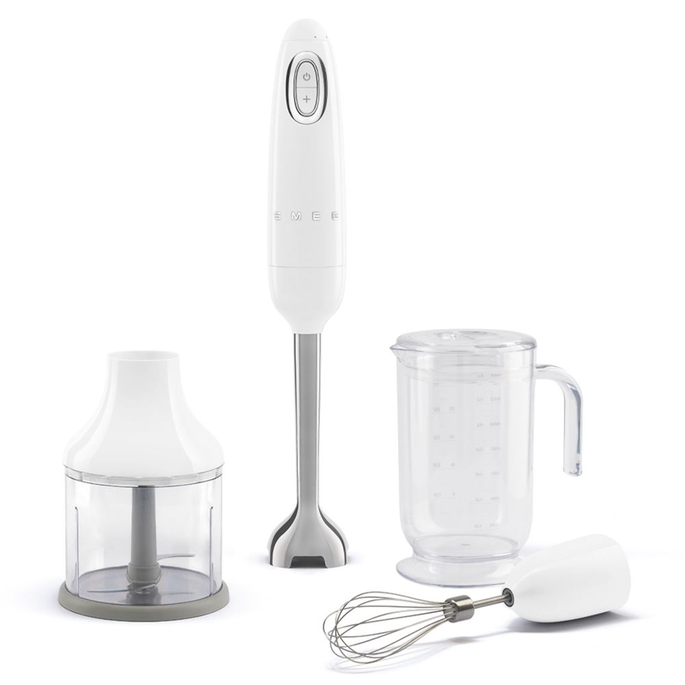 Beyaz bir Smeg el blenderi, beyaz bir arka plan üzerinde bir bardak, doğrayıcı ve çırpıcı dahil aksesuarlarla.