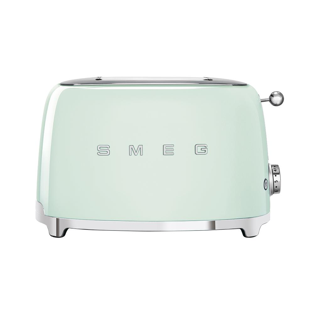 Nane yeşili bir SMEG tost makinesi ortalanmıştır. Krom detayları, bir kolu ve bir kızartma kadranı vardır. S, M, E, G harfleri görünür.