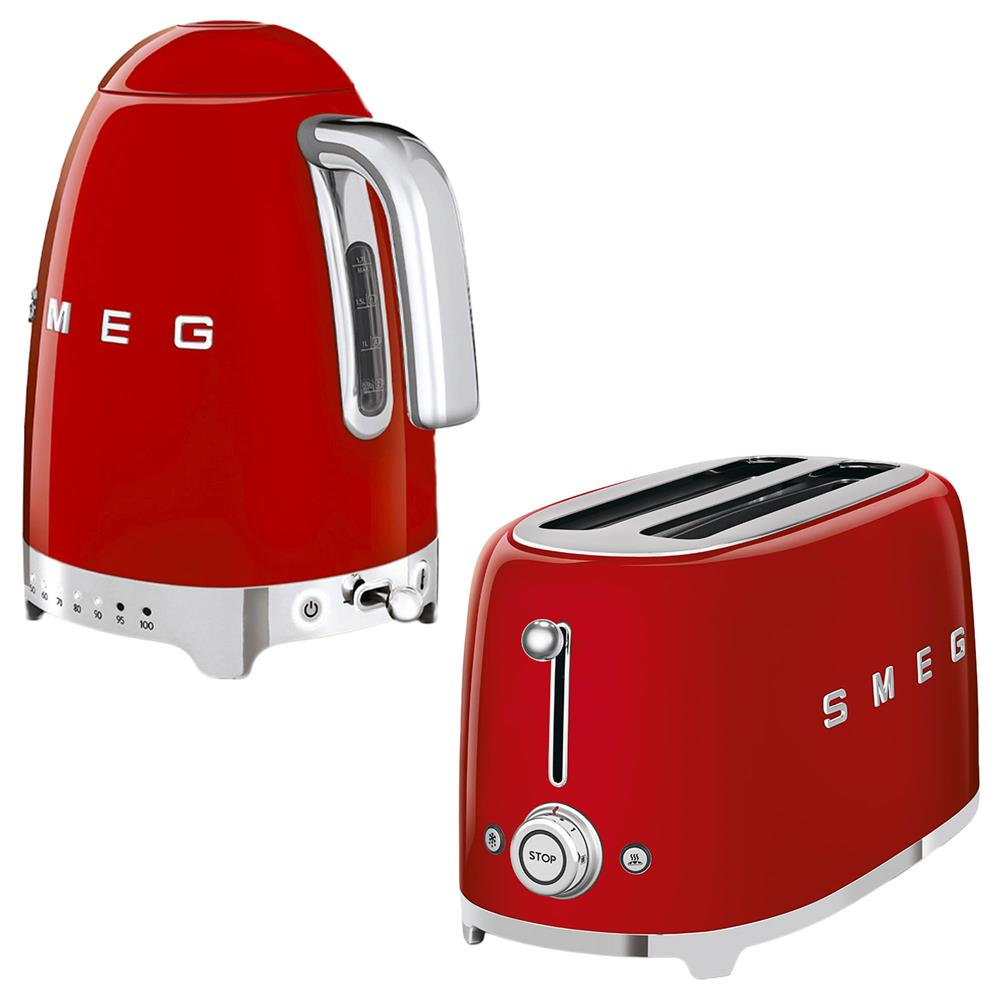 Kırmızı bir Smeg su ısıtıcısı ve tost makinesi. Su ısıtıcısının bir sapı ve su seviyesi göstergesi var. Tost makinesinin bir kolu ve 'dur' düğmesi var.