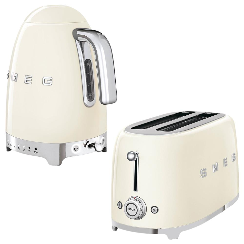 Krem renkli SMEG su ısıtıcısı ve tost makinesi seti. Su ısıtıcısının bir sapı ve su seviyesi göstergesi vardır. Tost makinesinin iki yuvası ve bir kolu vardır.