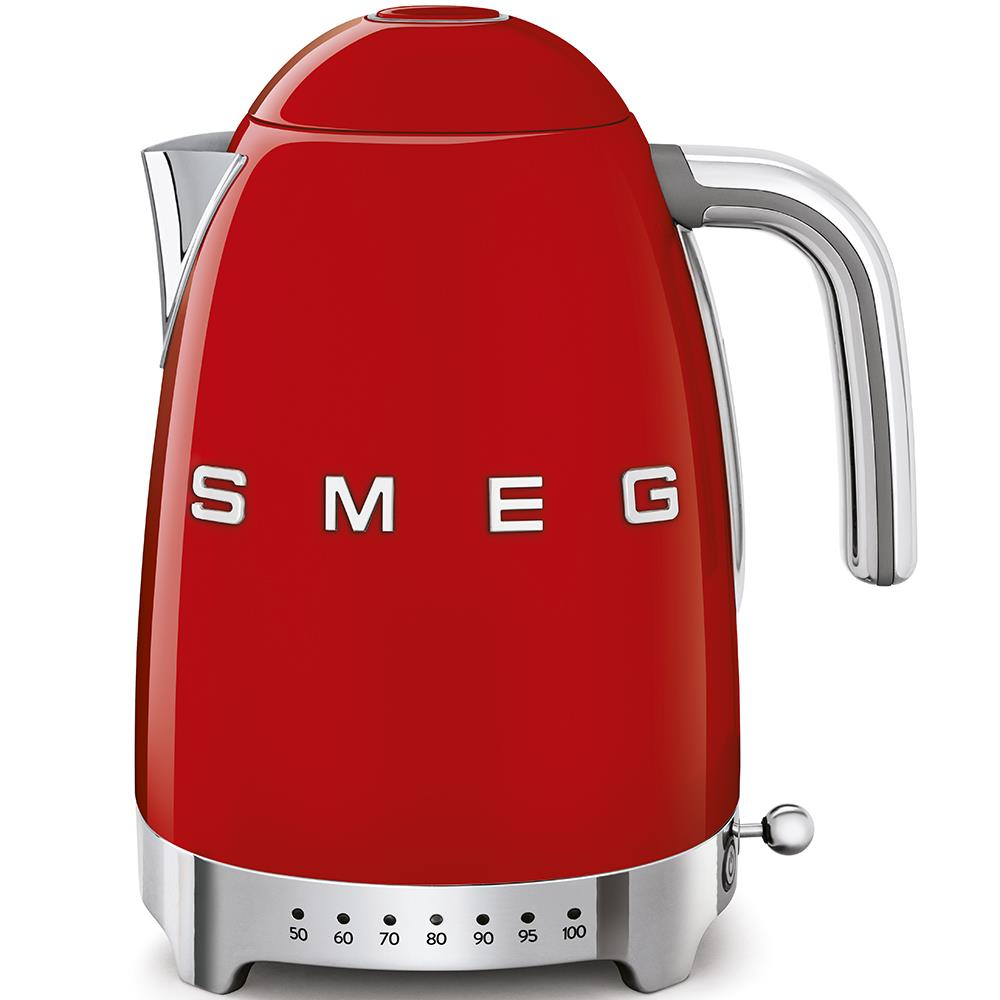 Paslanmaz çelik saplı ve tabanlı kırmızı bir Smeg elektrikli su ısıtıcısı. Bir sıcaklık göstergesi vardır ve Smeg logosu görünür.