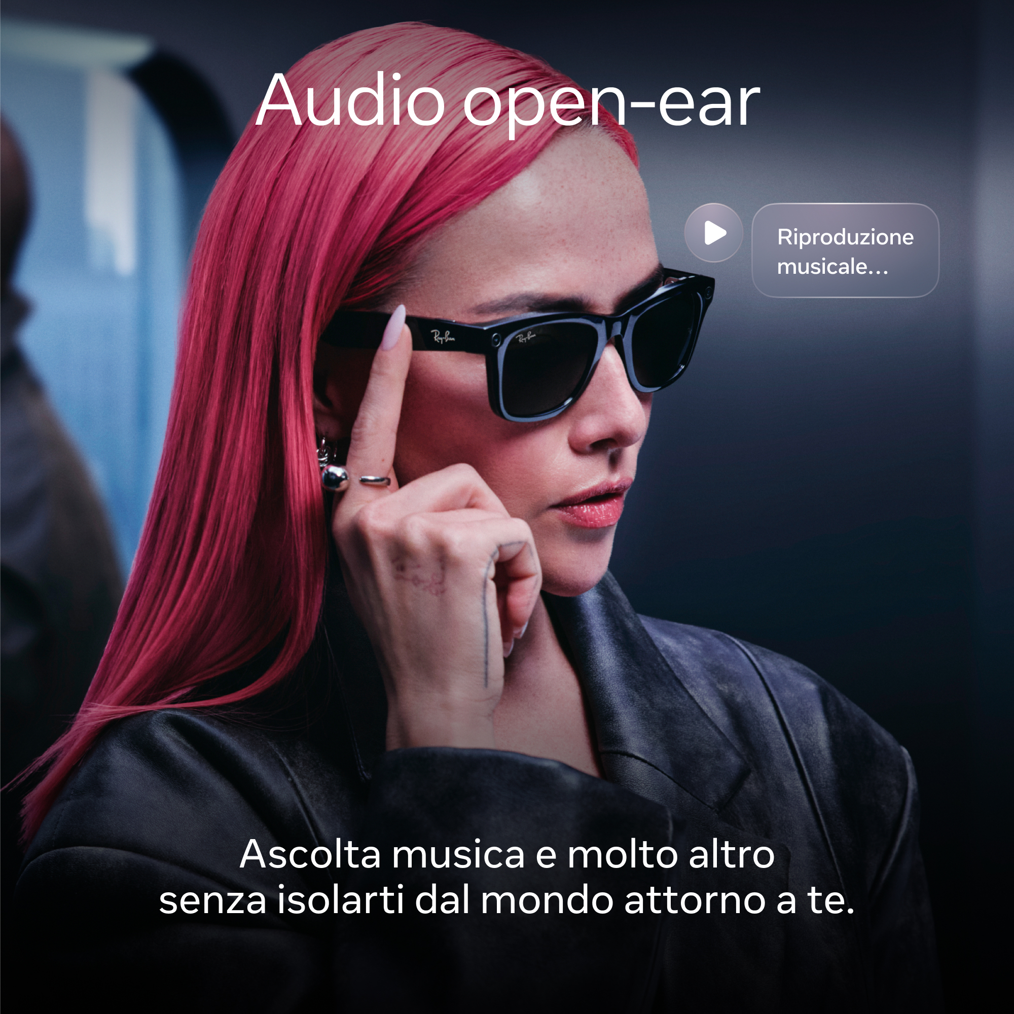 Una persona con i capelli rosa indossa occhiali da sole neri. Il testo recita: Audio open-ear. Dice anche: Ascolta musica e altro.