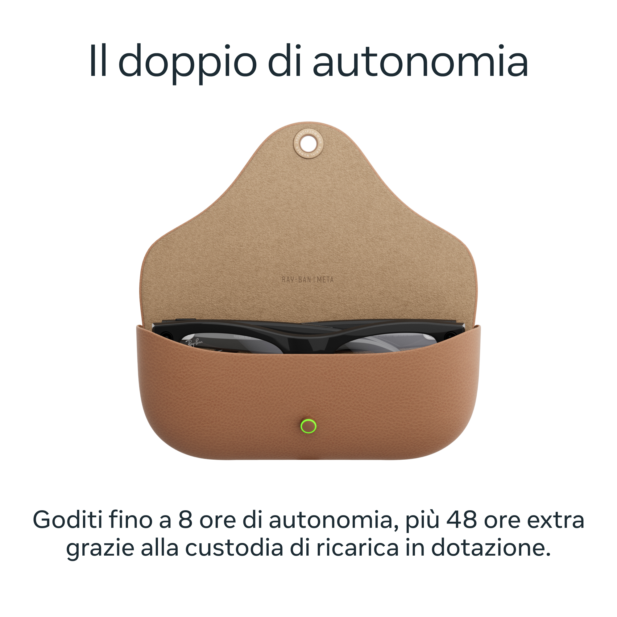 Custodia in pelle aperta con occhiali Ray-Ban all'interno. Testo: 'Il doppio di autonomia' e dettagli batteria.