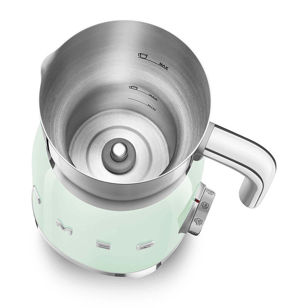 Vue de dessus d'une bouilloire électrique vert menthe avec intérieur en acier inoxydable. Elle a une poignée blanche et des boutons de commande latéraux.