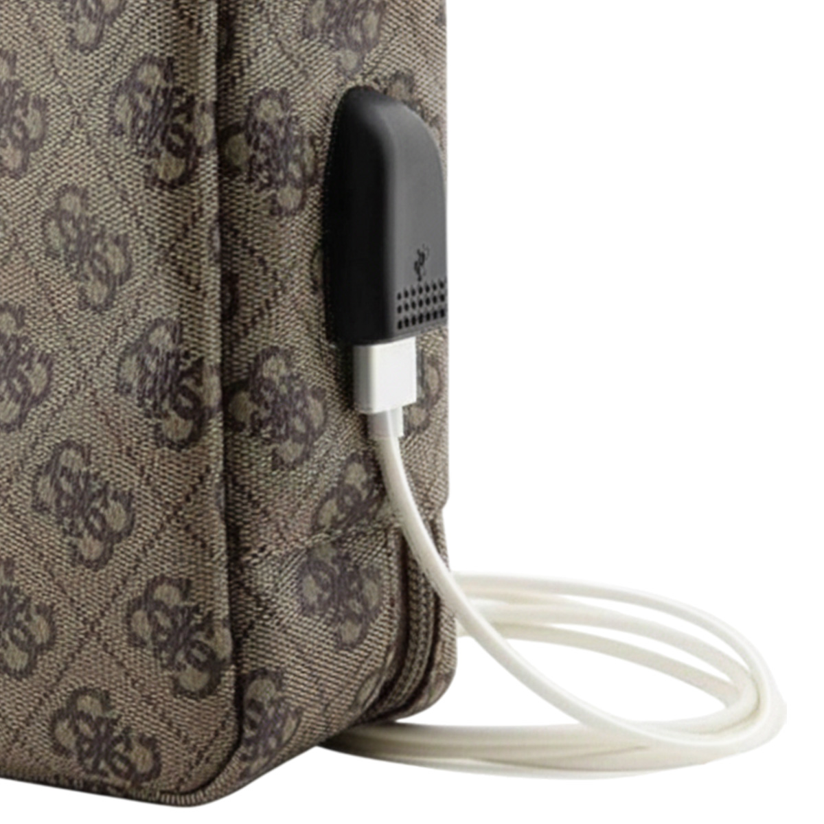 Una borsa fantasia con porta di ricarica nera e cavo bianco. Il cavo è arrotolato e la borsa ha tonalità marroni e beige.