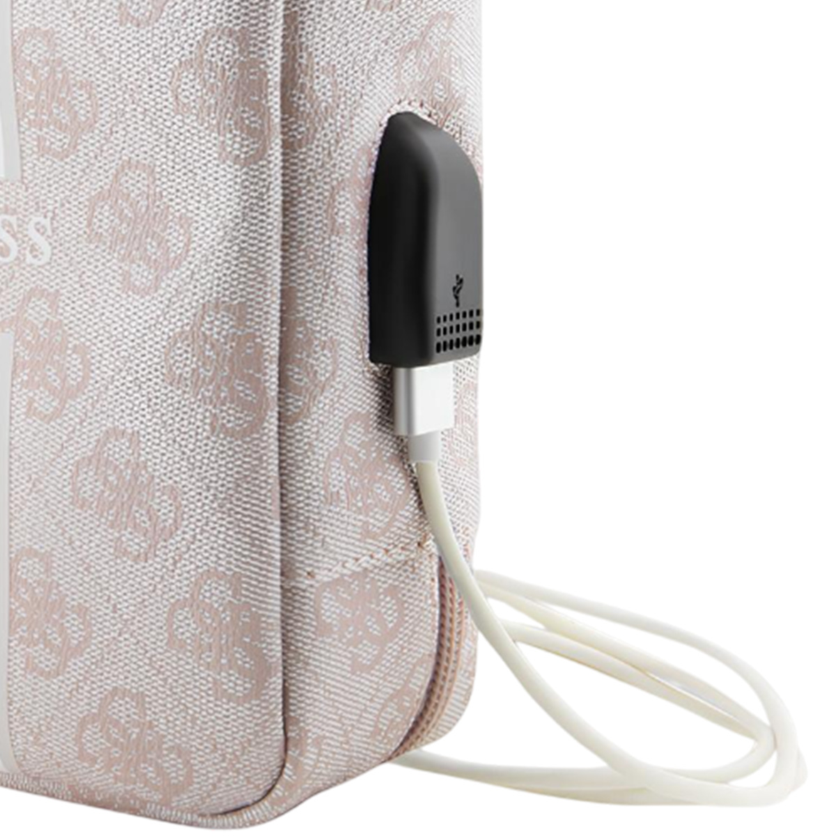 Eine beige Guess-Tasche mit einem schwarzen Ladeanschluss und einem weißen Kabel. Die Tasche hat ein sich wiederholendes Logomuster.