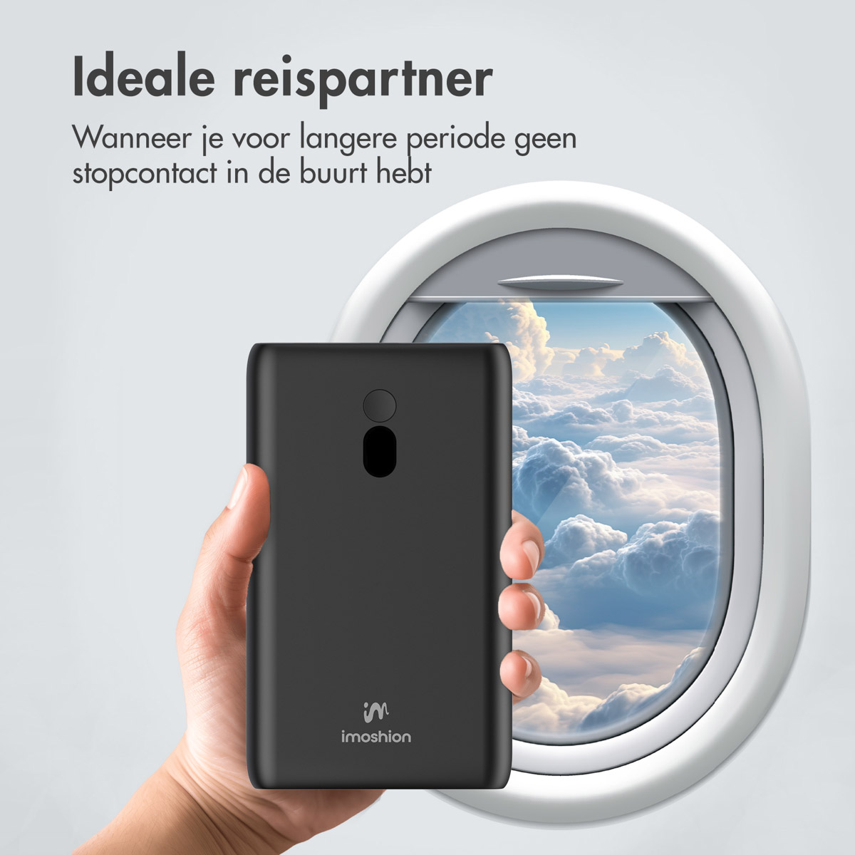 Une main tenant une batterie externe noire devant un hublot avec des nuages. Le texte en haut dit 'Partenaire de voyage idéal'.