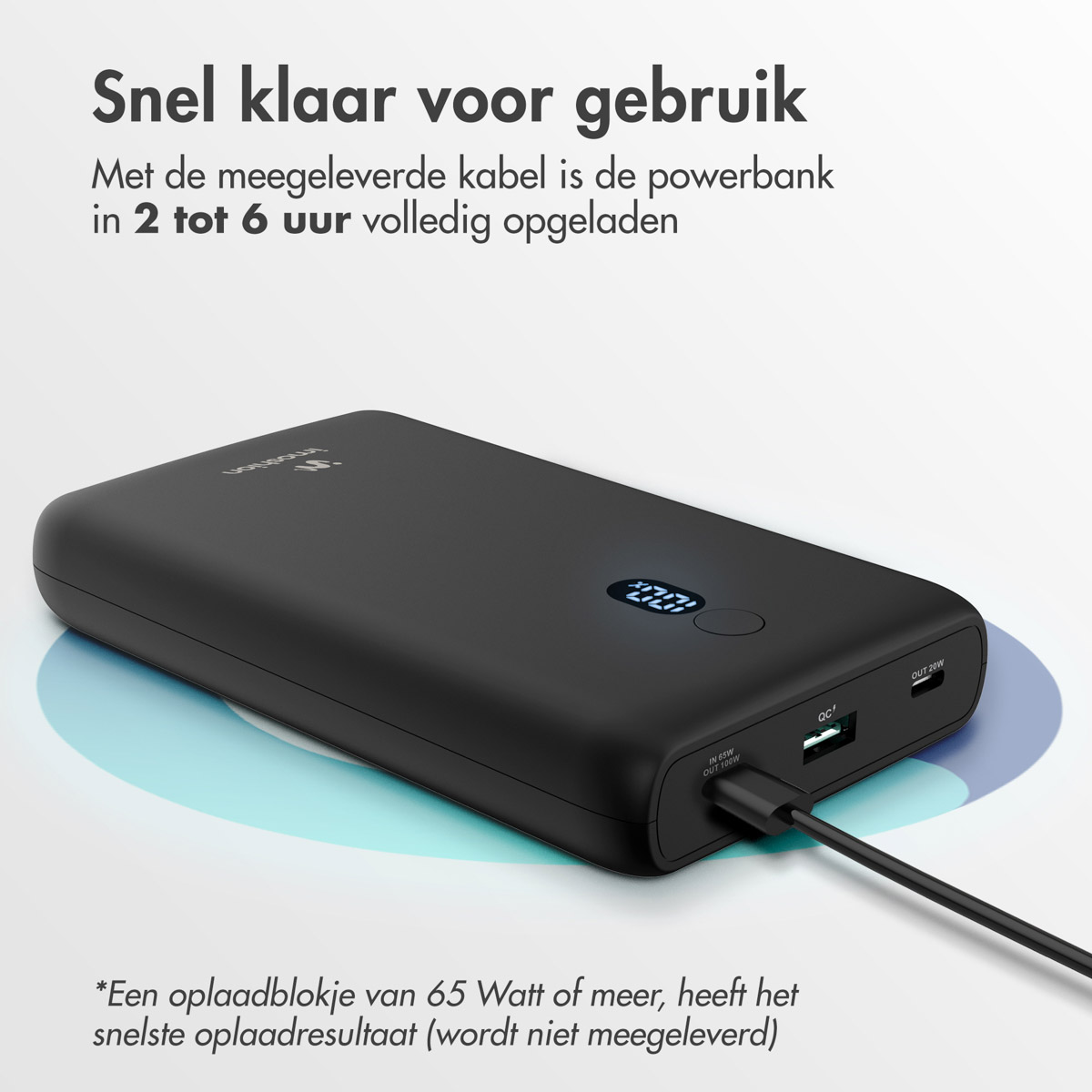 Une batterie externe noire avec un câble branché. Le texte ci-dessus indique qu'elle se charge en 2 à 6 heures. Affiche un chiffre numérique.