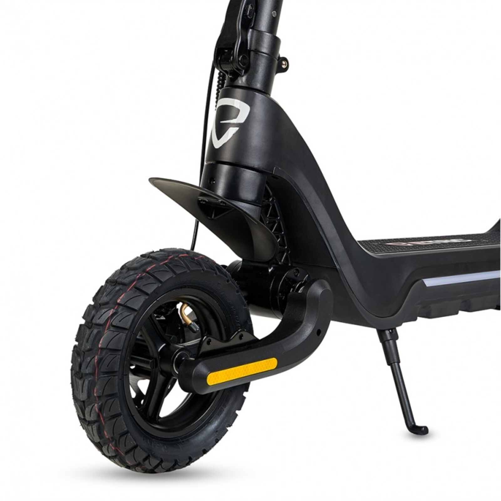 Primer plano de un patinete eléctrico negro. Se ven la rueda delantera y la suspensión. El neumático es negro con detalles rojos.