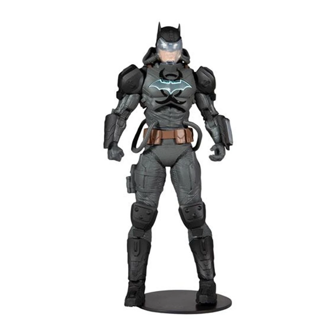 Eine Batman-Actionfigur in grauer Rüstung. Sie hat ein Fledermaussymbol auf der Brust und steht auf einem schwarzen Sockel. Der Hintergrund ist weiß.