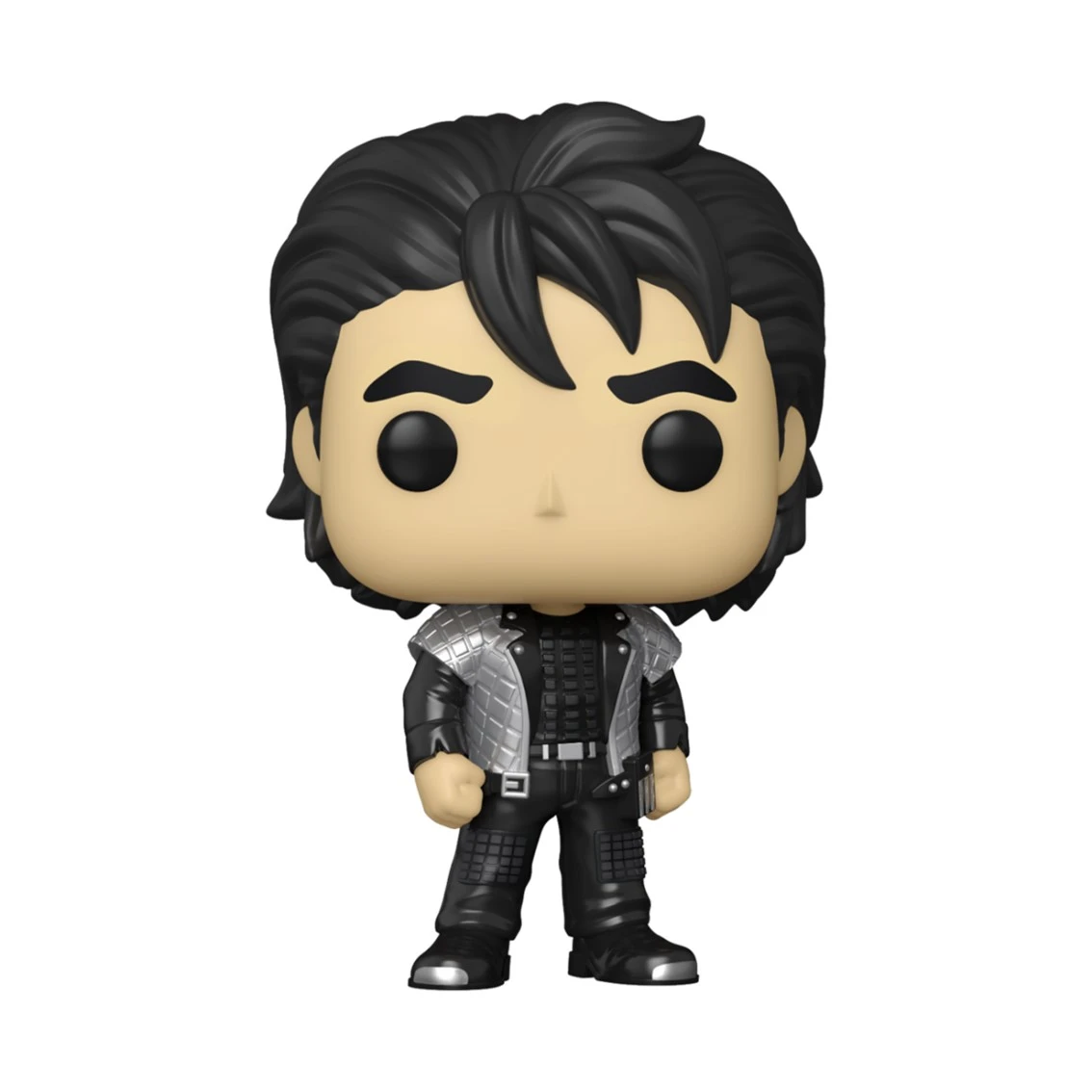 Una figura de Funko Pop de una persona con cabello negro vestida con un atuendo negro con detalles plateados. El fondo es blanco.