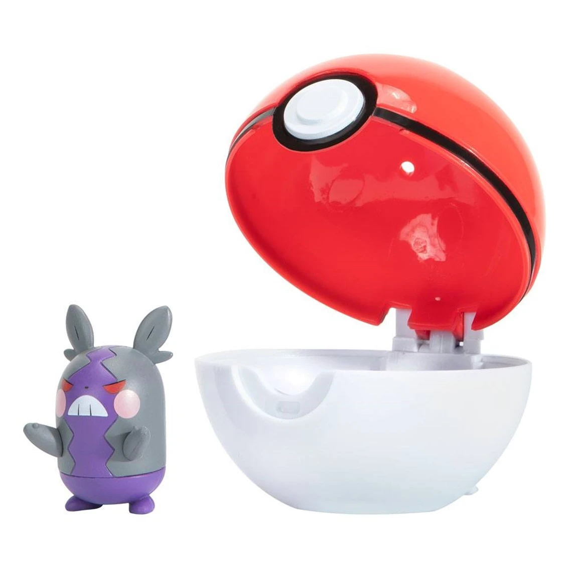 Un juguete Poké Ball rojo y blanco abierto junto a una figura Pokémon gris y morada con expresión enfadada.