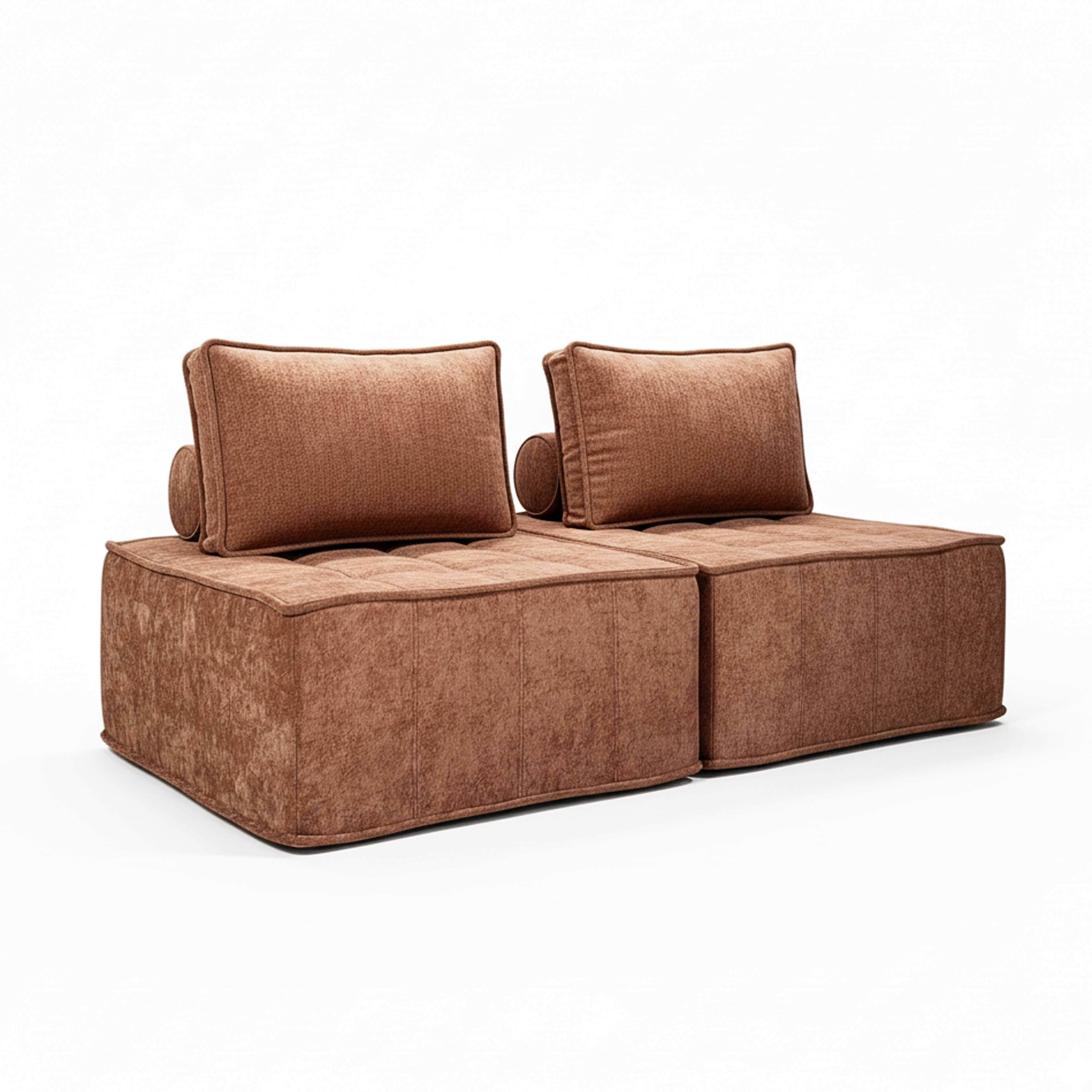 Ein braunes Modulsofa auf weißem Hintergrund. Es hat zwei Sitzabschnitte mit Rückenkissen und Kissen.