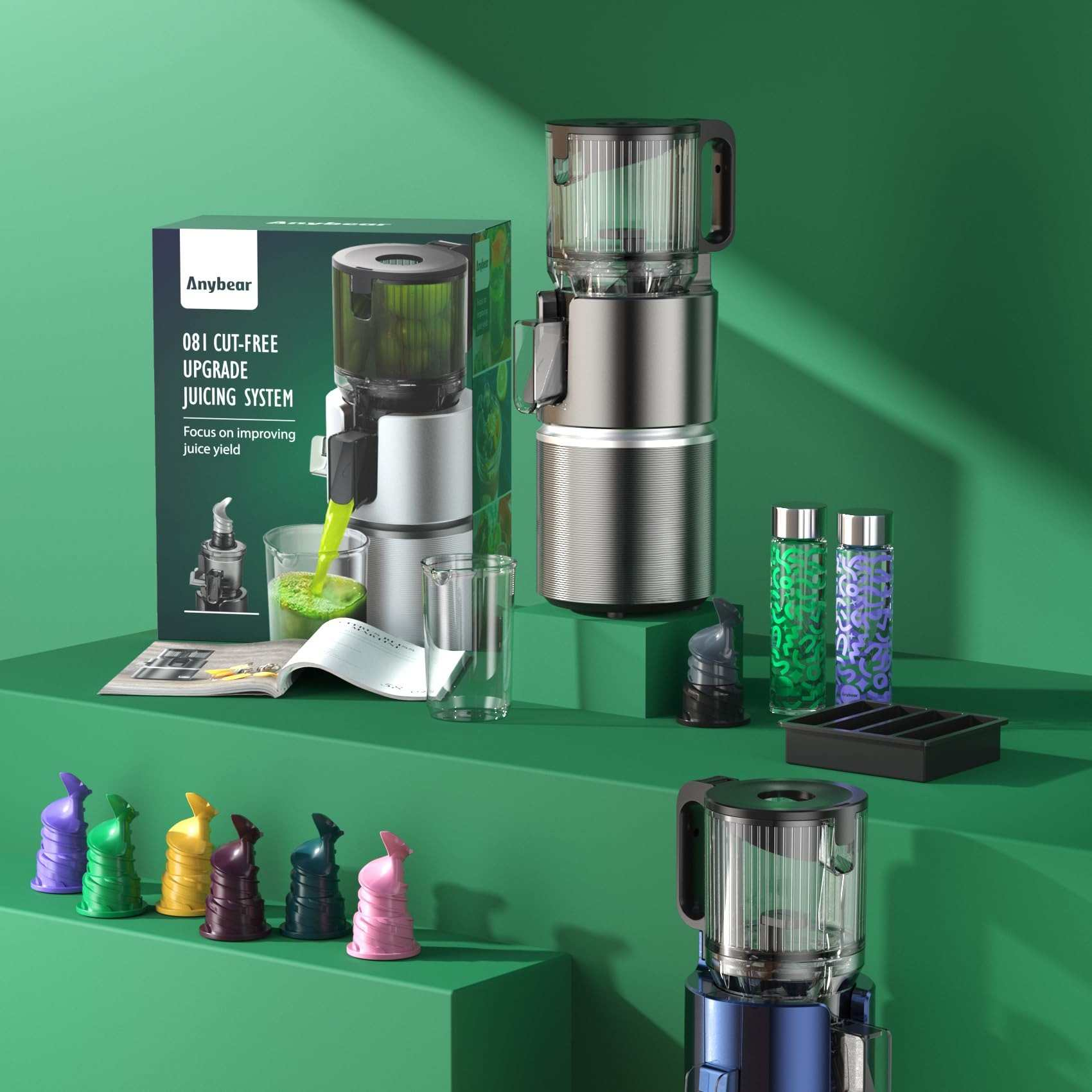 Entsafter-Set mit grünem Saft, Flaschen und bunten kleinen Skulpturen auf grüner Oberfläche.