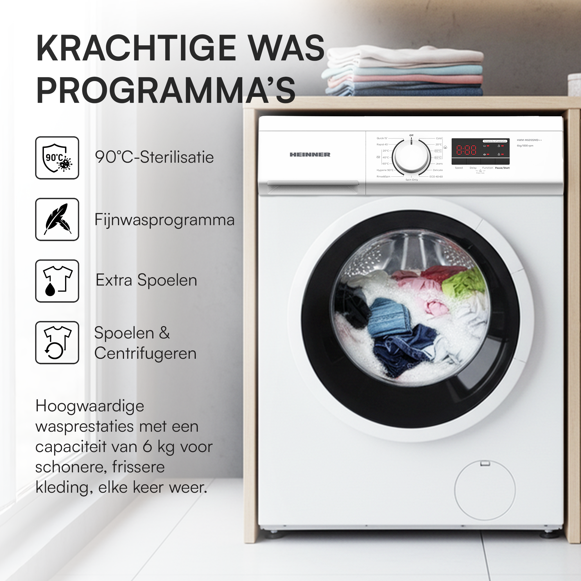 Machine à laver blanche avec des vêtements à l'intérieur. Le texte à gauche détaille les programmes. Vêtements empilés en haut.