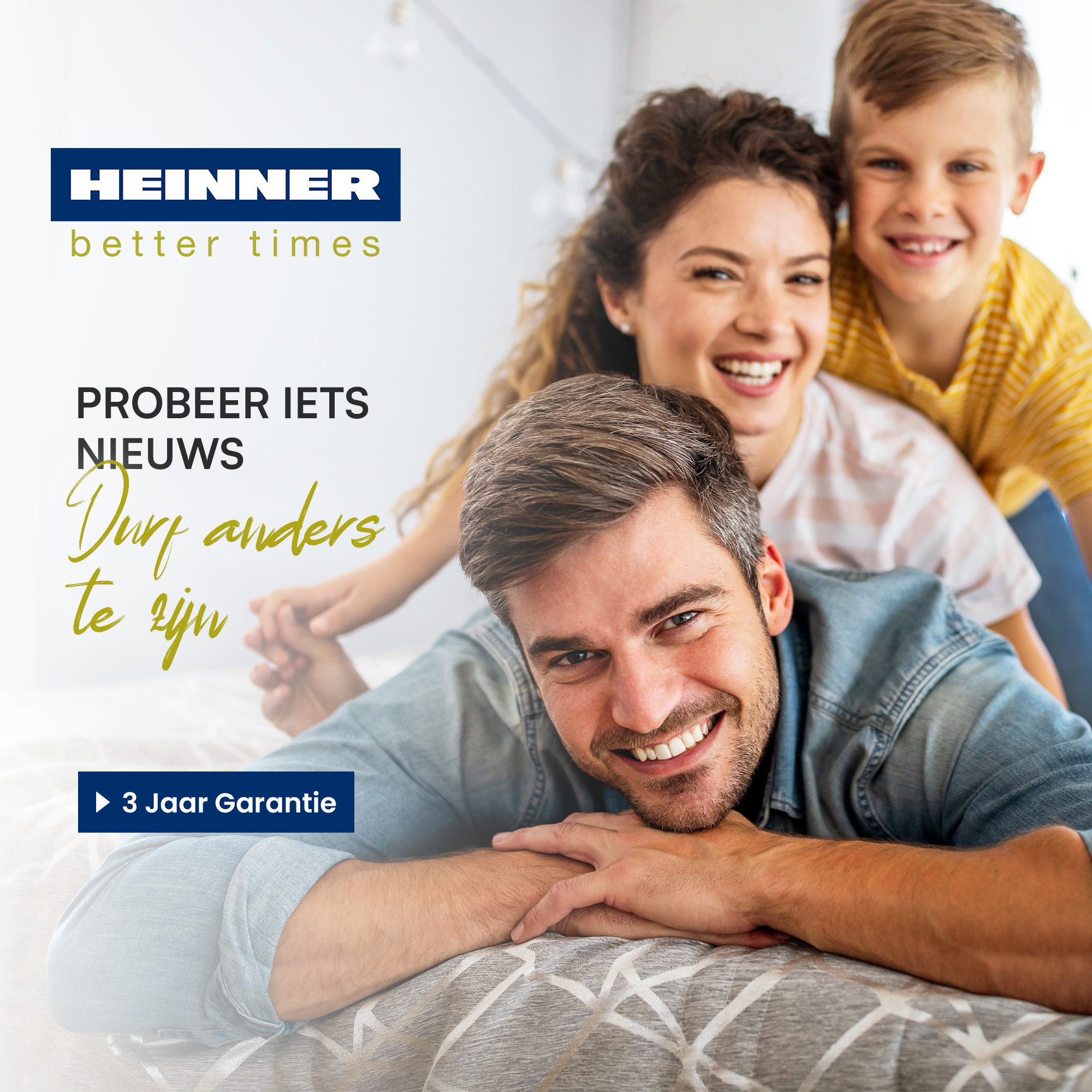 Een gezin lacht. Een man ligt op een bed, een vrouw en een kind staan achter hem. Tekst: Durf anders te zijn.