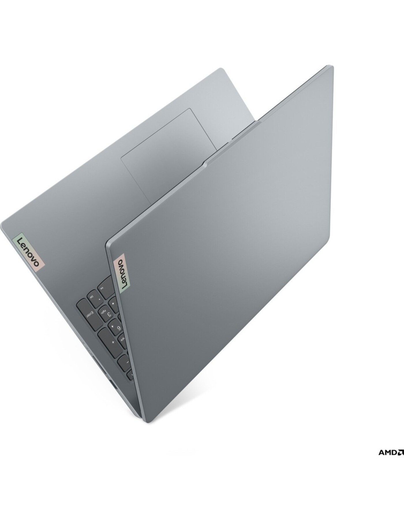 Beyaz bir arka plan üzerinde açık gri bir Lenovo dizüstü bilgisayar. Klavye görünür, üzerinde Lenovo logosu var.