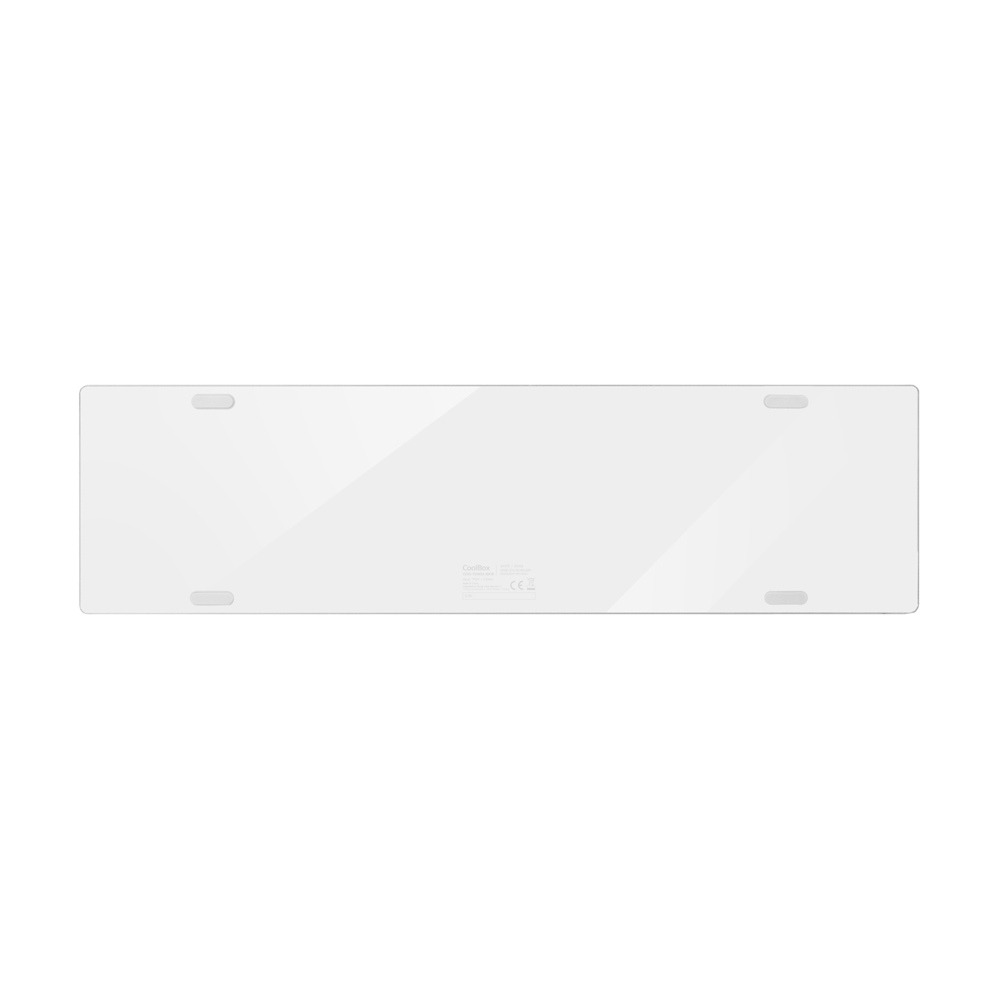 Se muestra un protector de teclado rectangular blanco. Tiene bordes redondeados, pequeños pies de goma y un logotipo. El fondo es blanco.