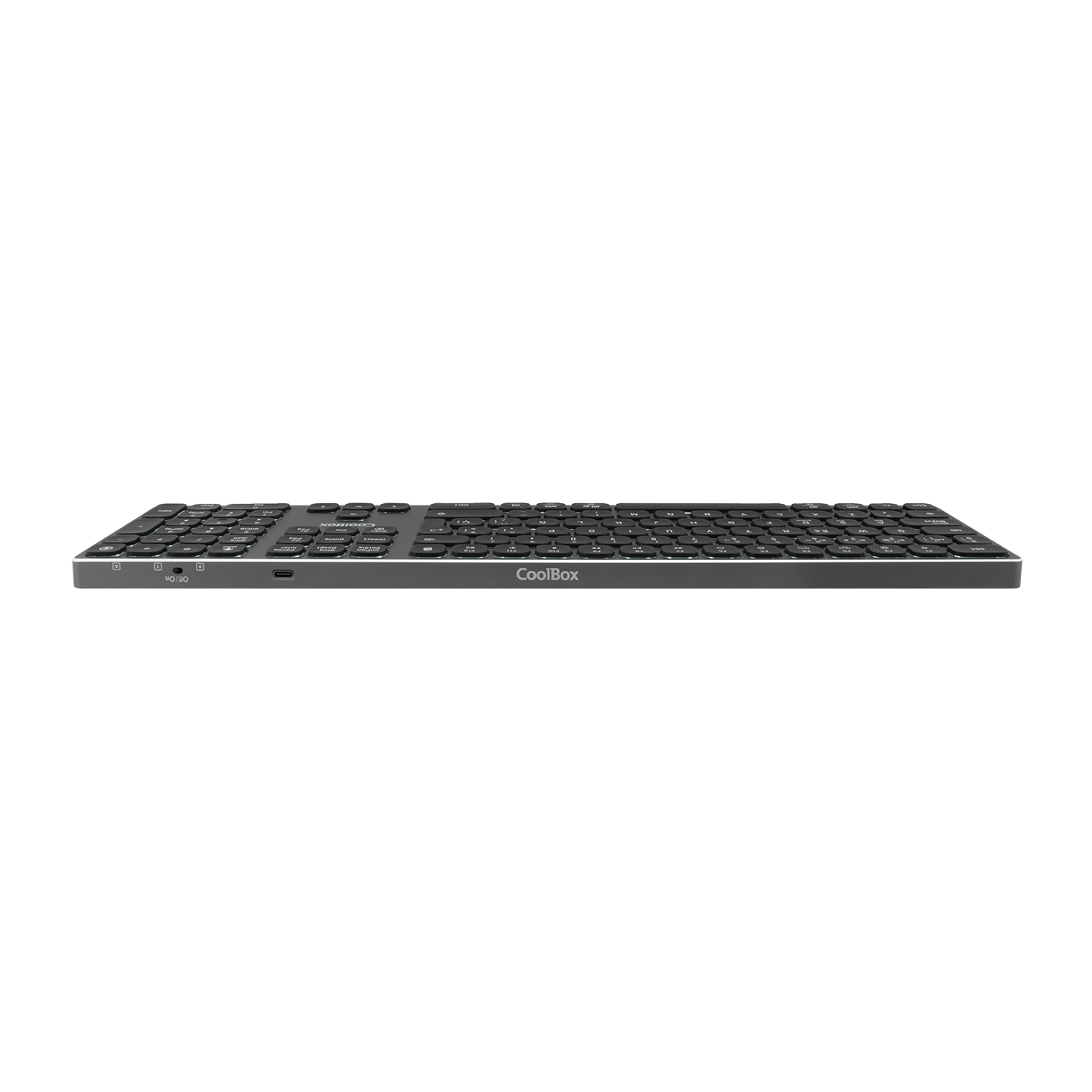 Un teclado CoolBox gris oscuro se encuentra sobre una superficie blanca. El teclado es de perfil bajo y con teclas estándar.