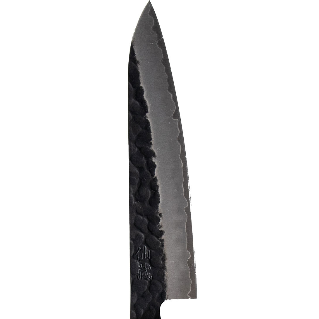 Nahaufnahme einer japanischen Messer Klinge. Die Klinge ist dunkelgrau mit strukturierter, gehammerter Oberfläche und scharfer Kante, vor weißem Hintergrund.
