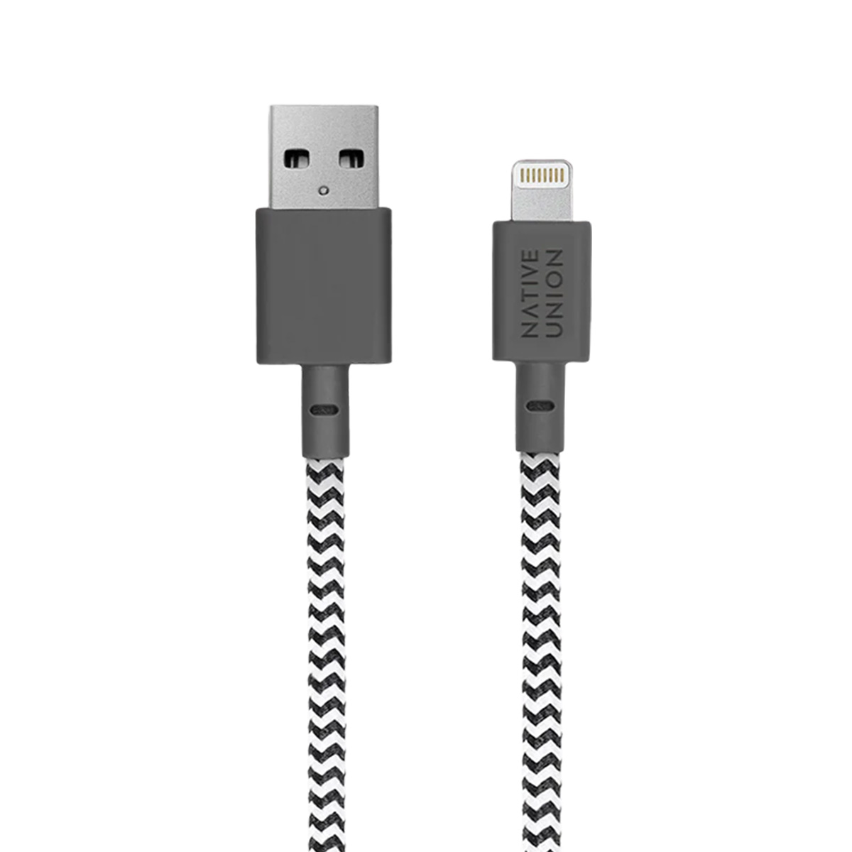 Ein Native Union Ladekabel mit USB- und Lightning-Anschluss. Graue Stecker und ein schwarz-weißes Zickzack-Musterkabel.