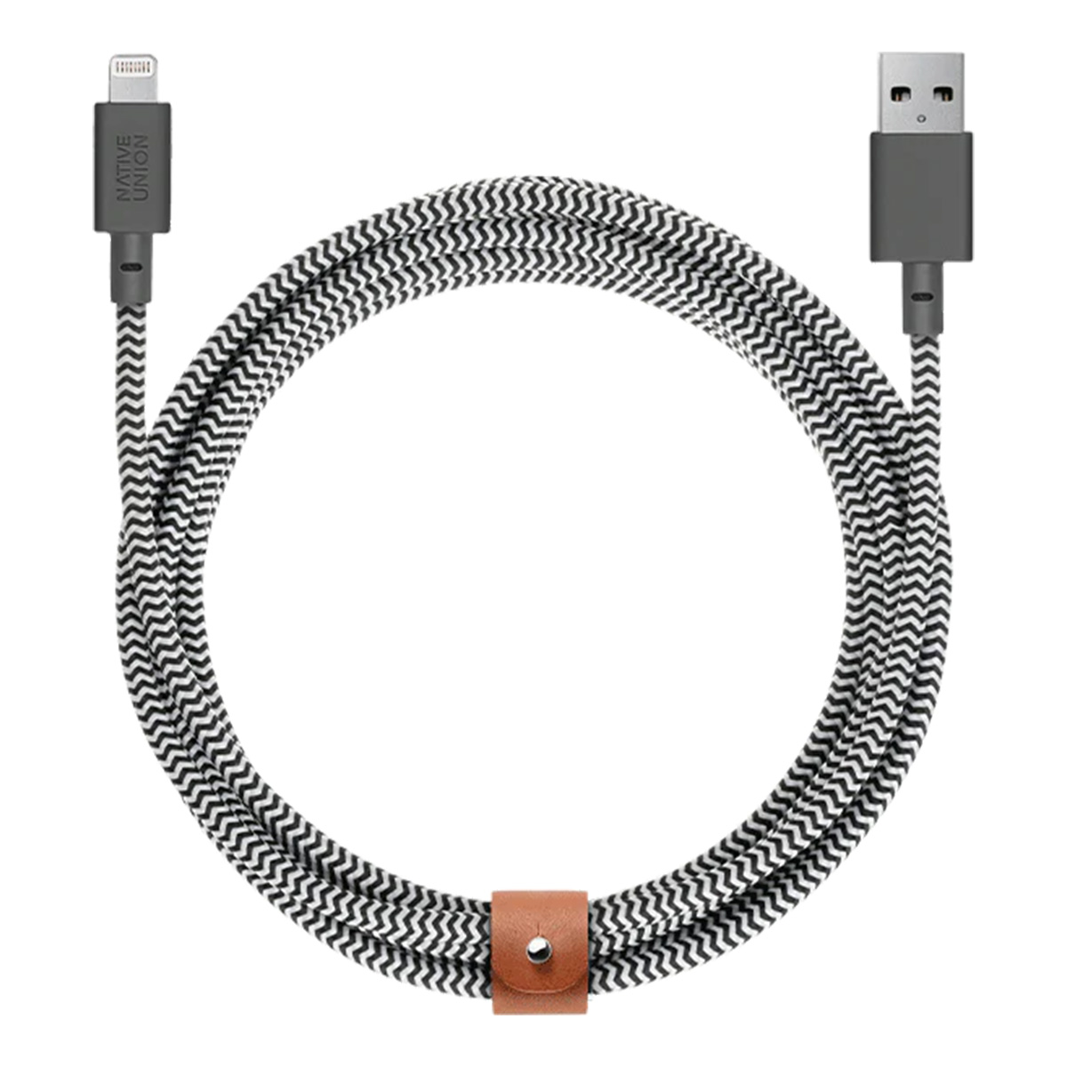 Ein weißes und schwarzes USB-Kabel mit Muster. Ein Ende ist USB-A, das andere Lightning. Es hat einen braunen Lederriemen.